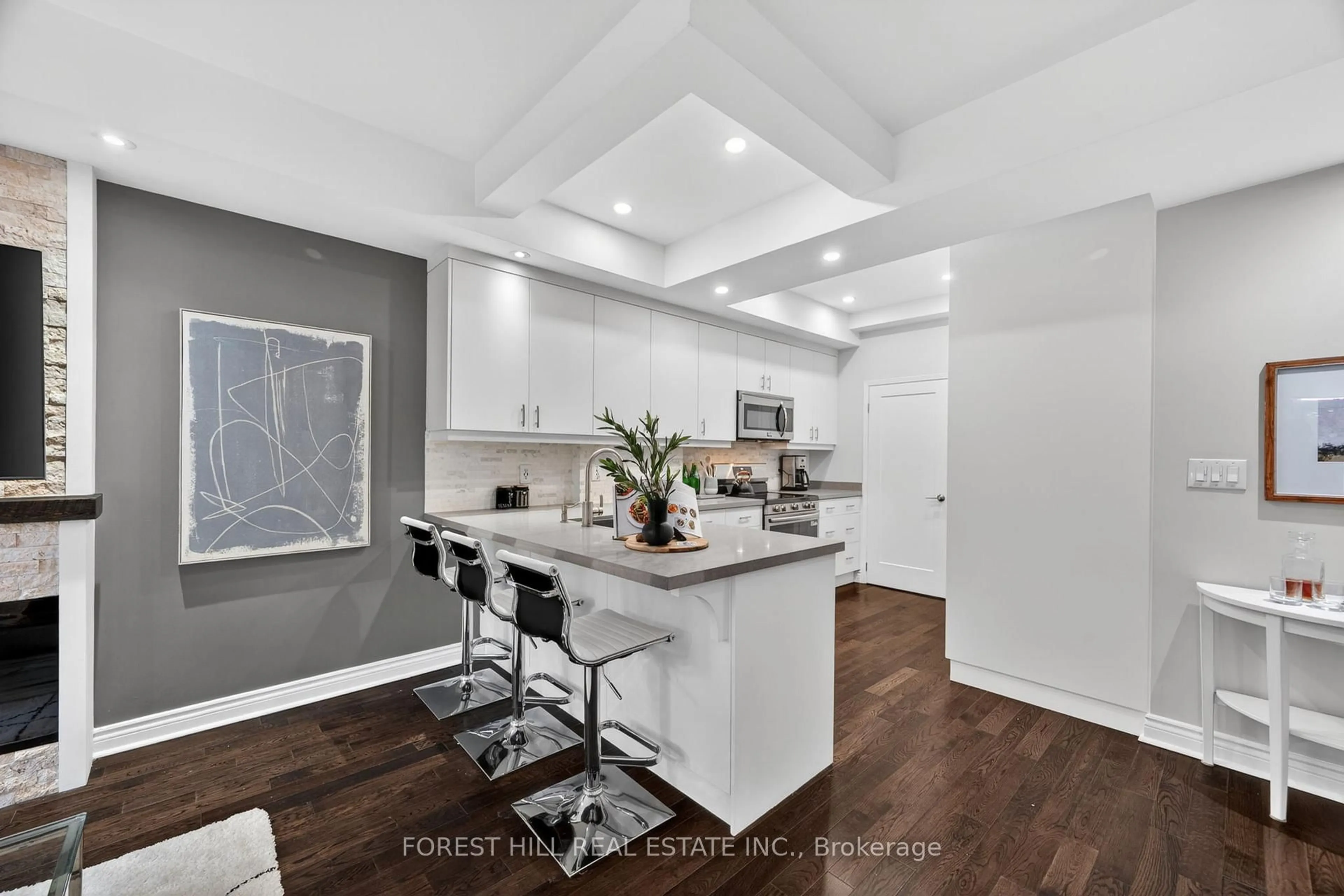 Open concept kitchen, ceramic/tile floor for 500 Richmond St #TH 115, Toronto Ontario M5V 3N4