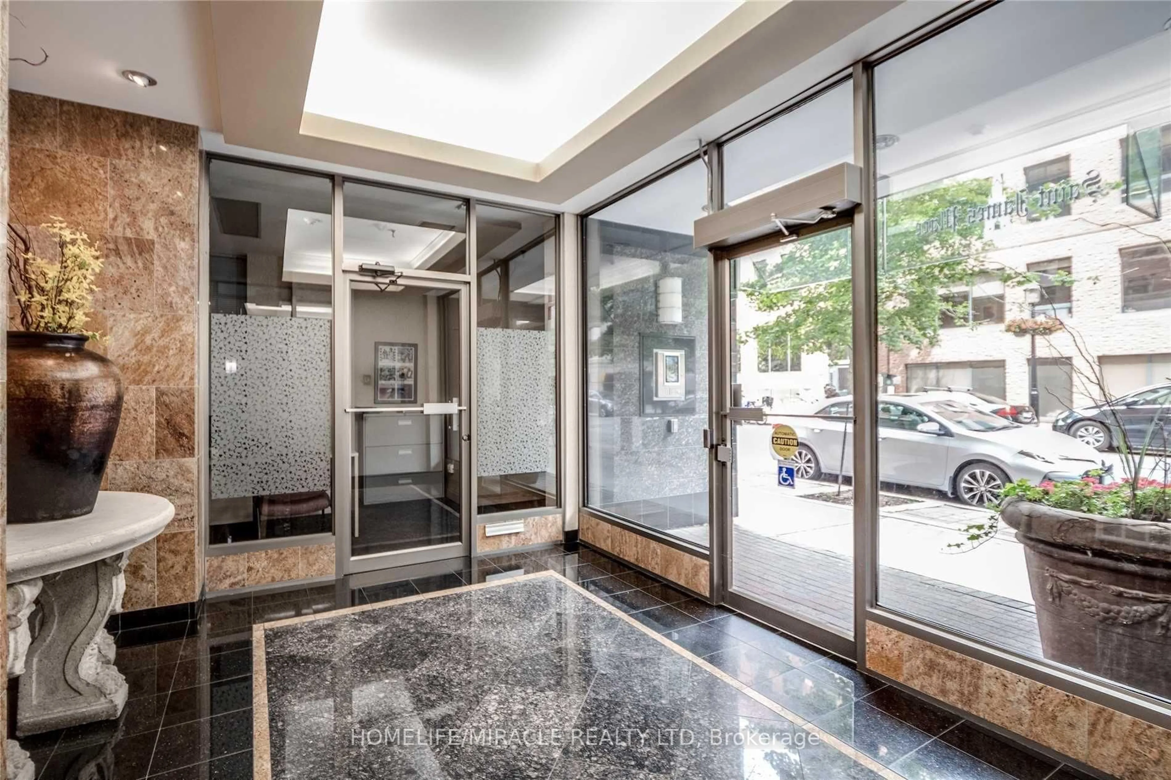 Indoor foyer for 95 Lombard St #605, Toronto Ontario M5C 2V3
