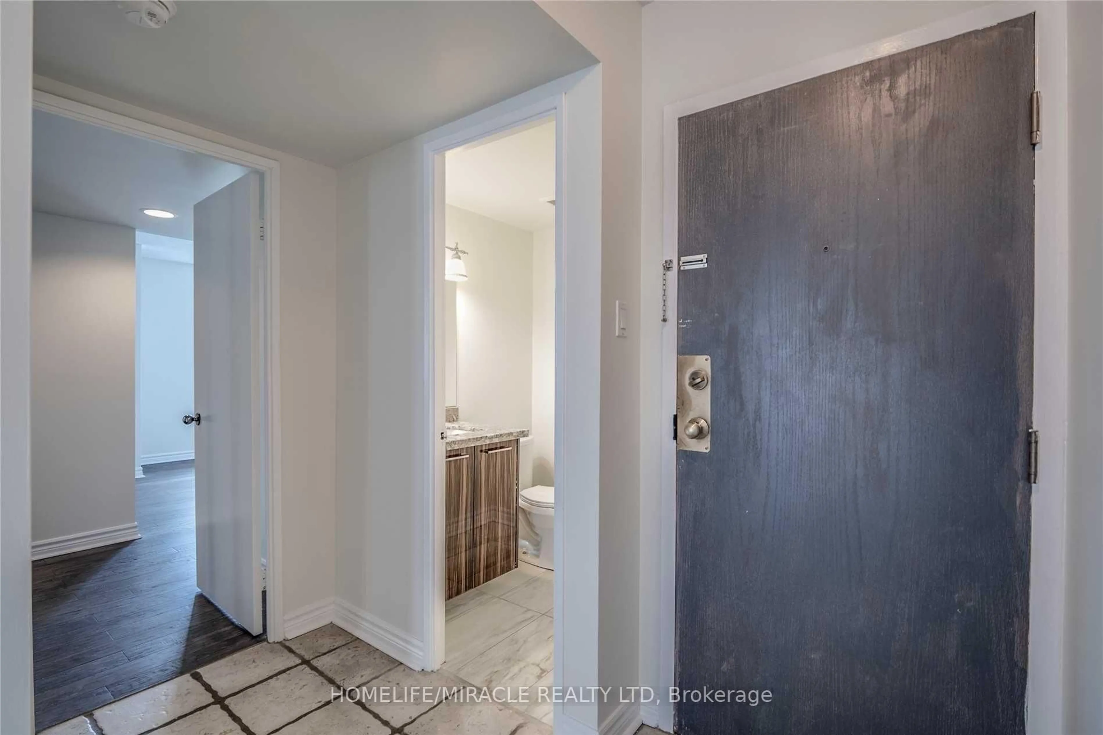 Indoor entryway for 95 Lombard St #605, Toronto Ontario M5C 2V3