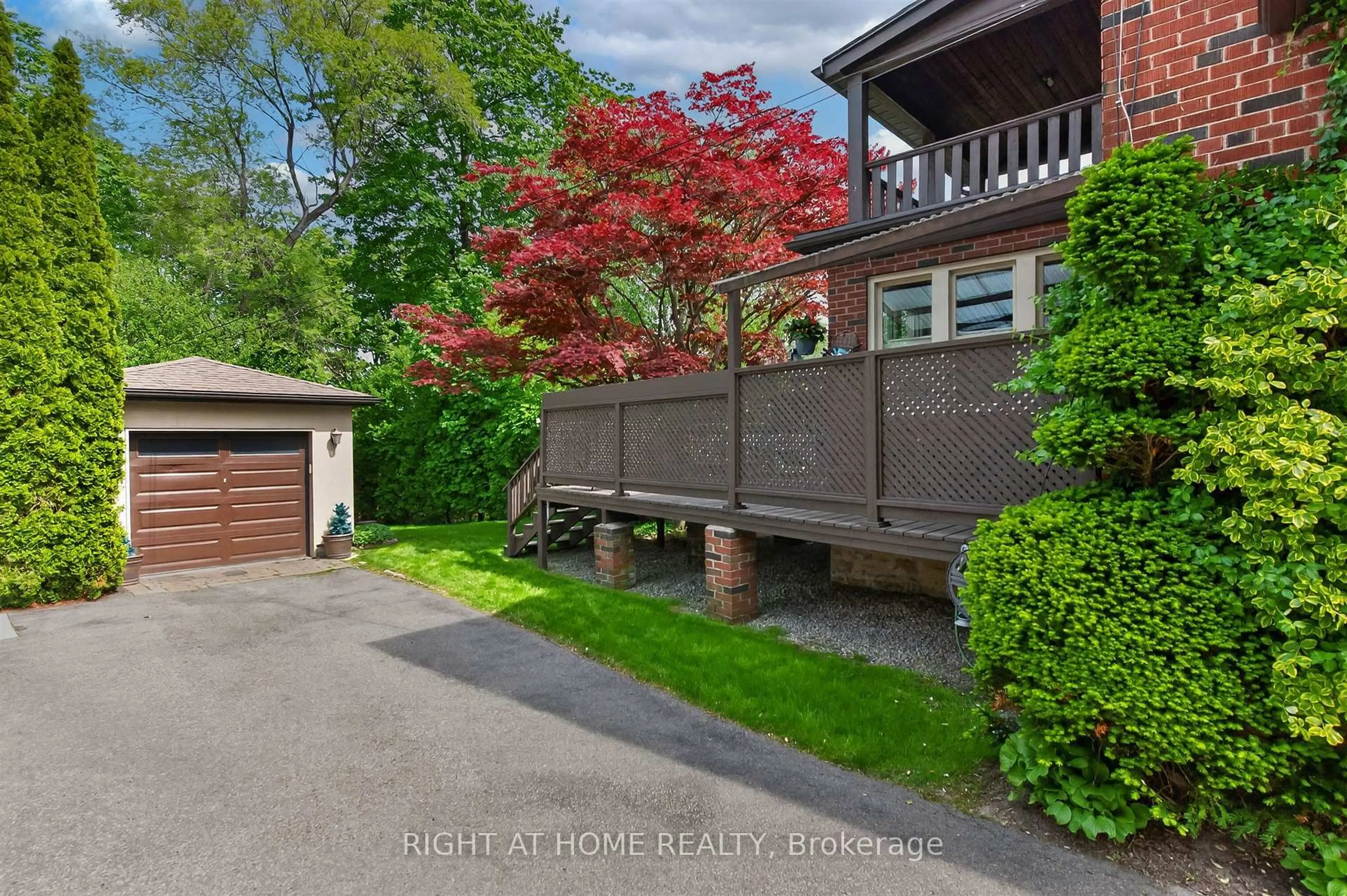 A pic from outside/outdoor area/front of a property/back of a property/a pic from drone, street for 37 Heather St, Toronto Ontario M4R 1Y4