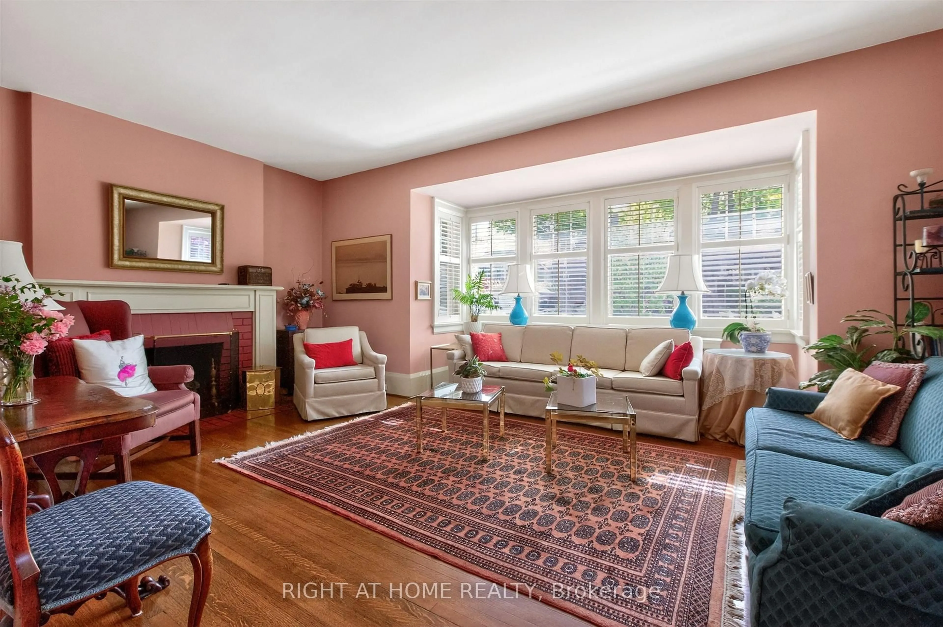 Living room with furniture, unknown for 37 Heather St, Toronto Ontario M4R 1Y4