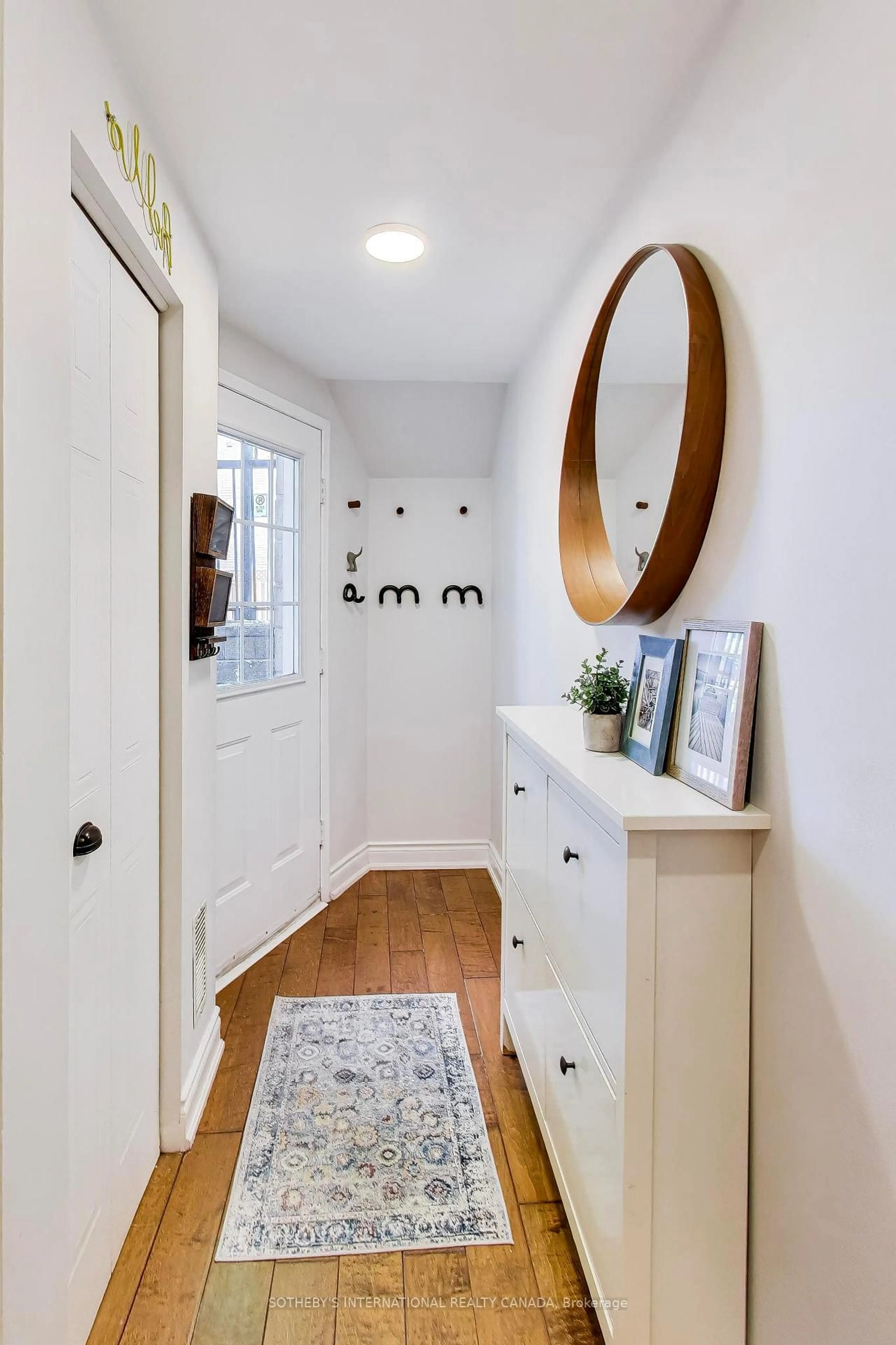 Indoor entryway for 262 St Helens Ave #103, Toronto Ontario M6H 4A4