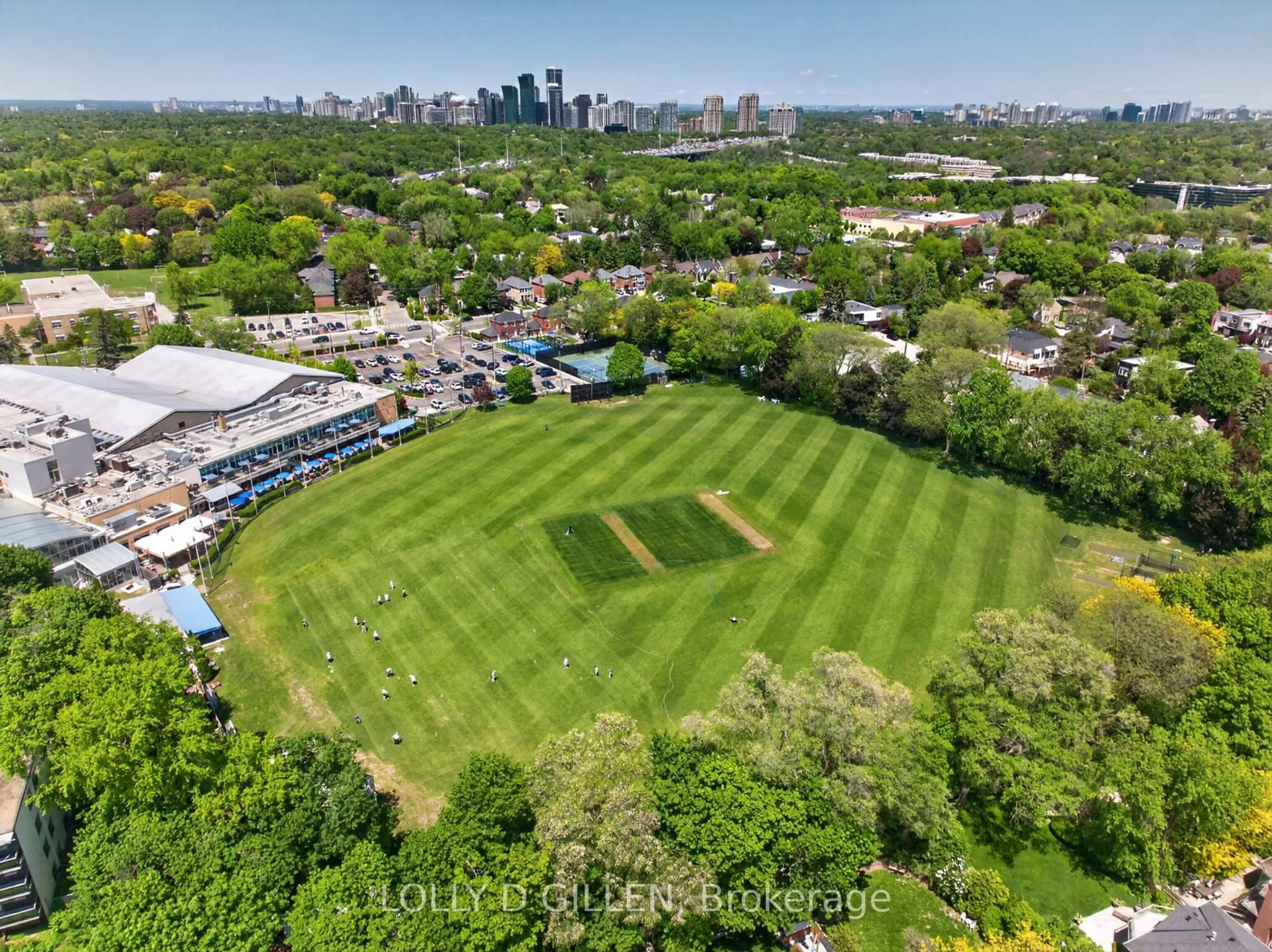 A pic from outside/outdoor area/front of a property/back of a property/a pic from drone, unknown for 24 Saunders St, Toronto Ontario M5M 3S4