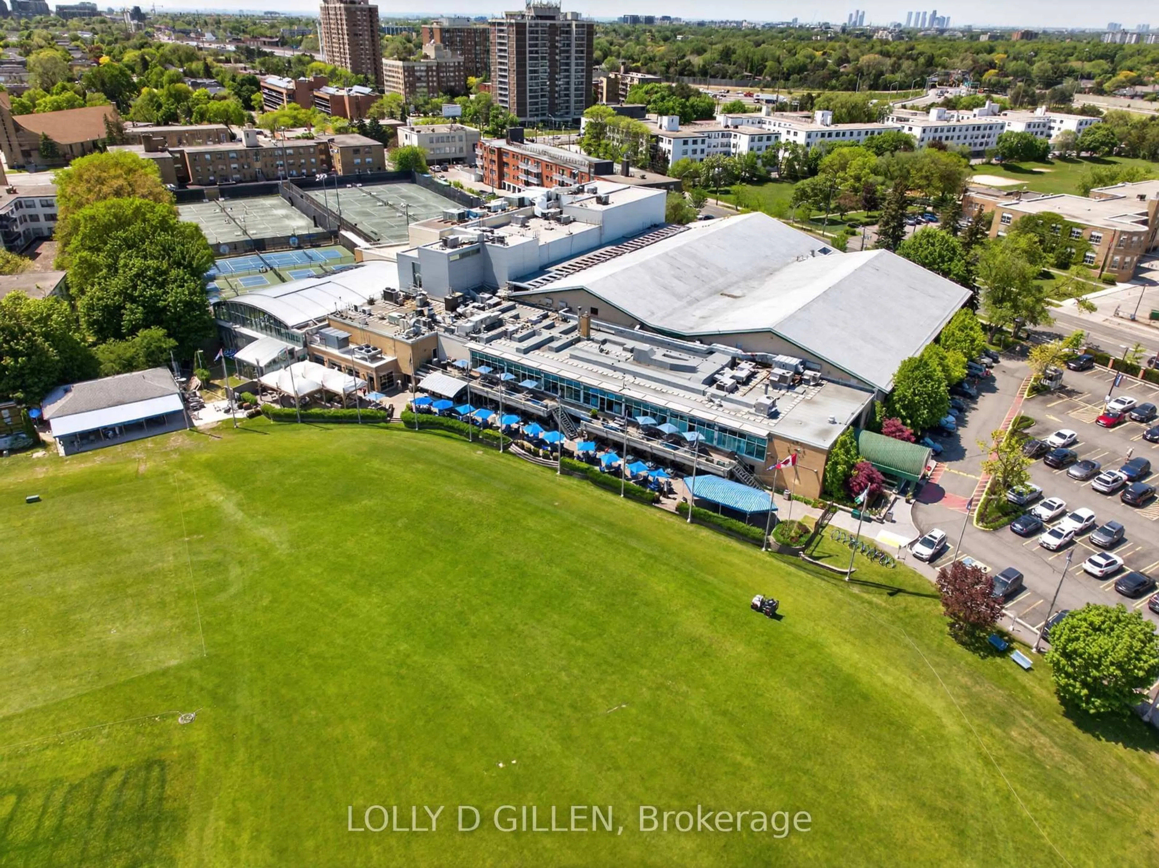 A pic from outside/outdoor area/front of a property/back of a property/a pic from drone, city buildings view from balcony for 24 Saunders St, Toronto Ontario M5M 3S4