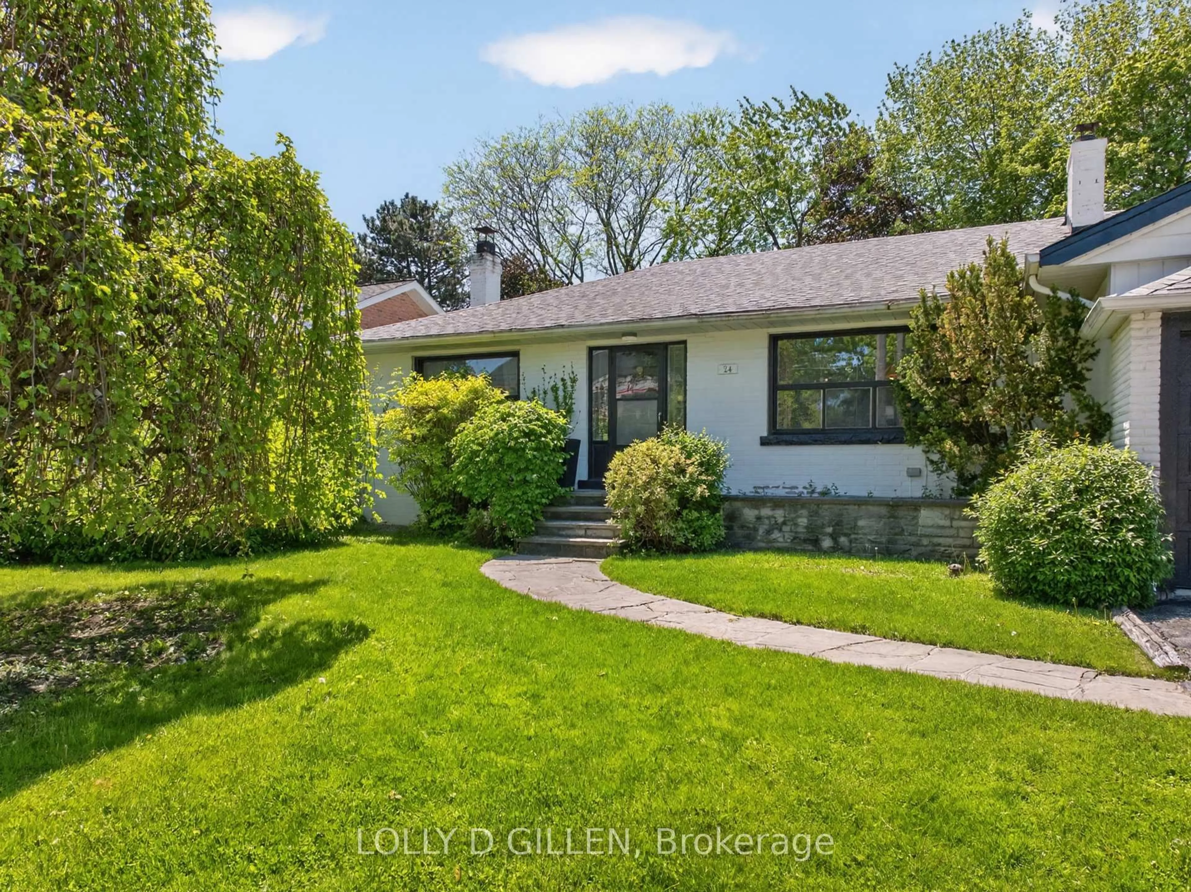 A pic from outside/outdoor area/front of a property/back of a property/a pic from drone, street for 24 Saunders St, Toronto Ontario M5M 3S4