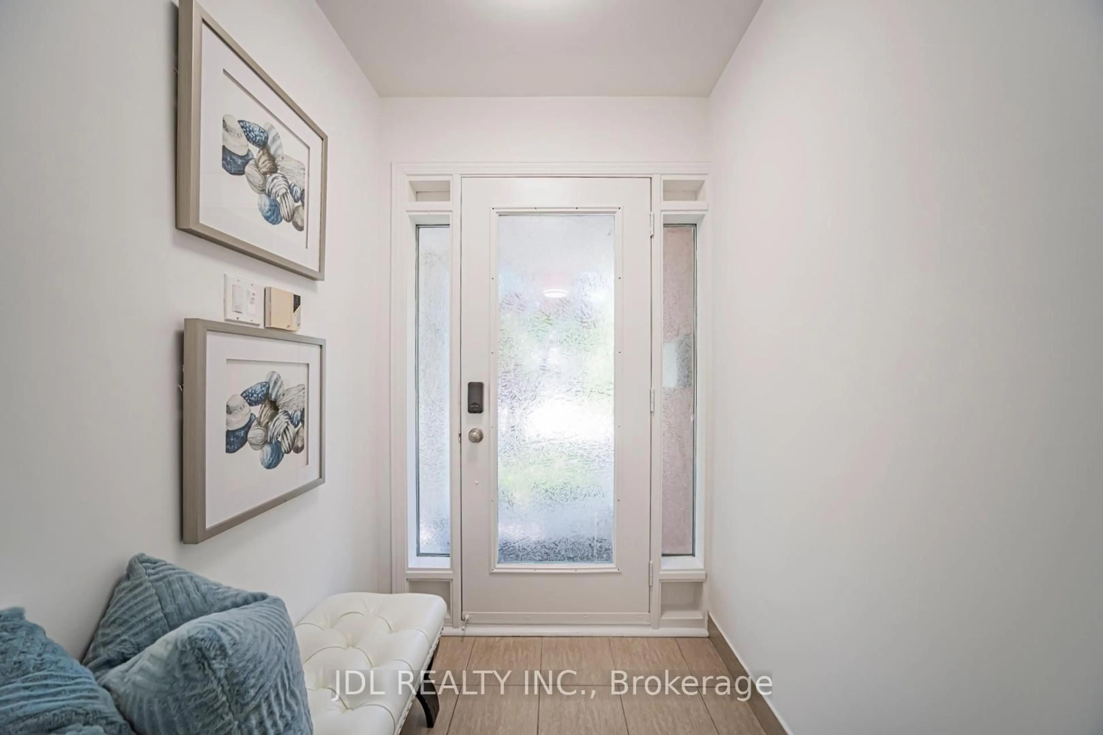 Indoor entryway for 58 Bestview Dr, Toronto Ontario M2M 2X9