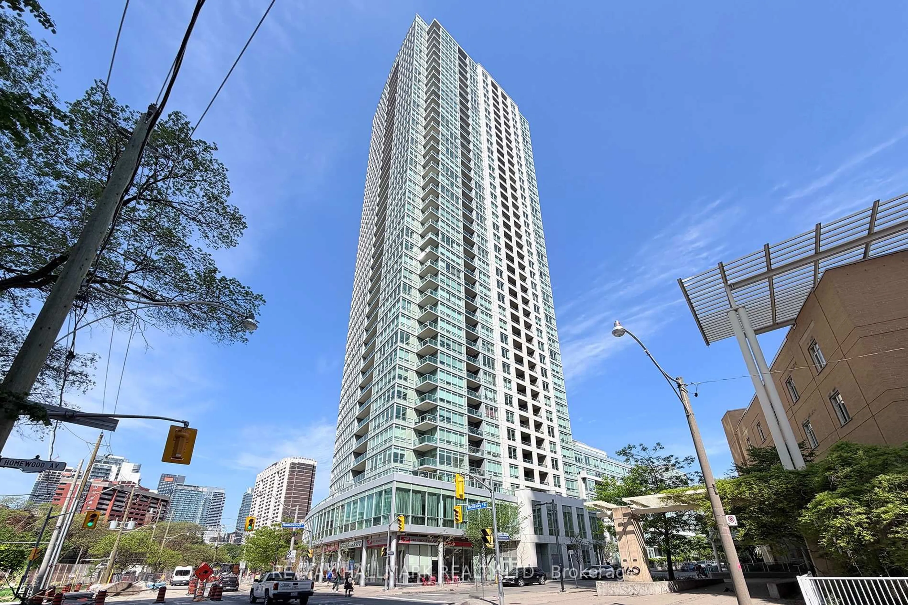 Indoor foyer for 120 Homewood Ave #2310, Toronto Ontario M4Y 2J3