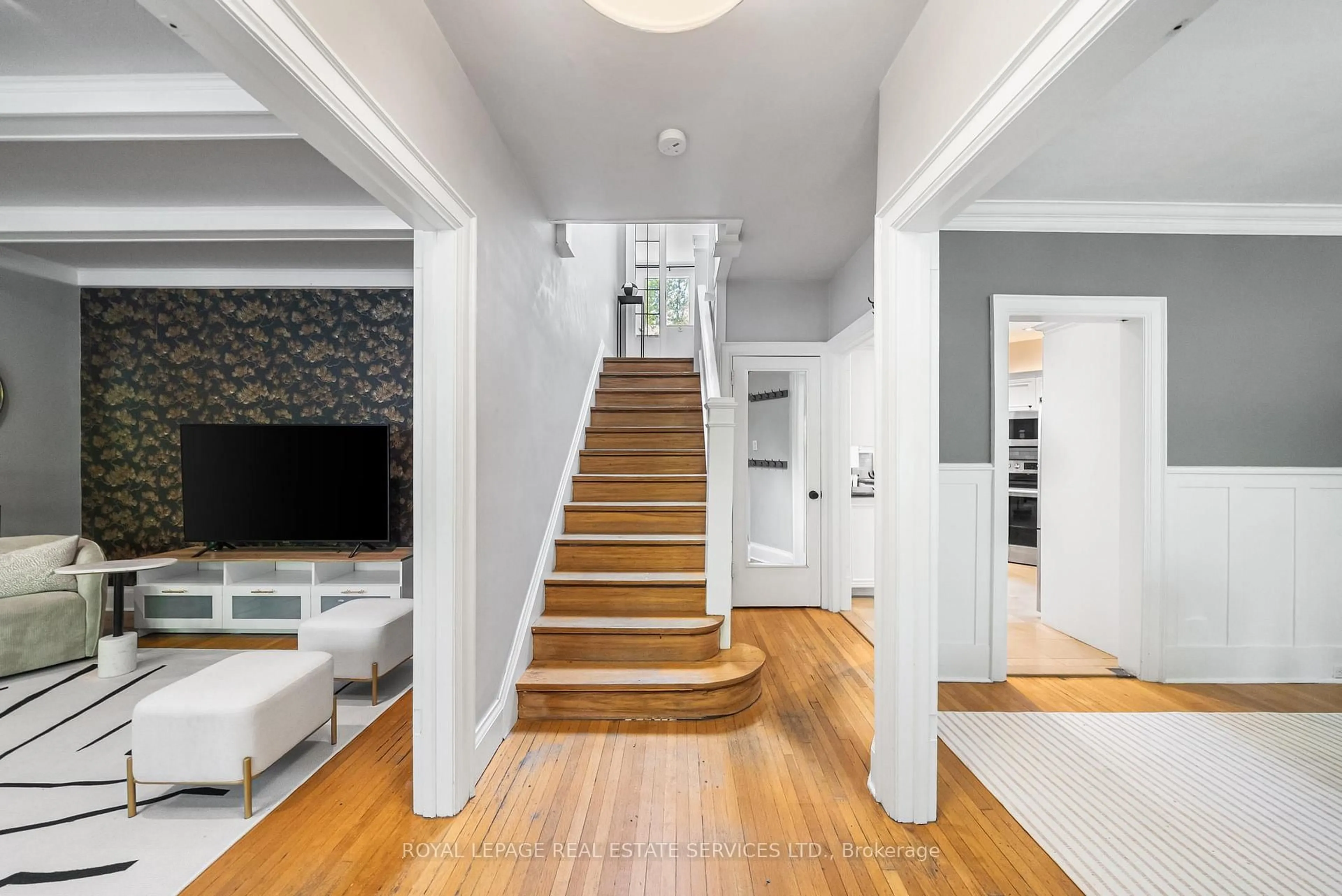 Indoor entryway for 202 Dinnick Cres, Toronto Ontario M4N 1M3