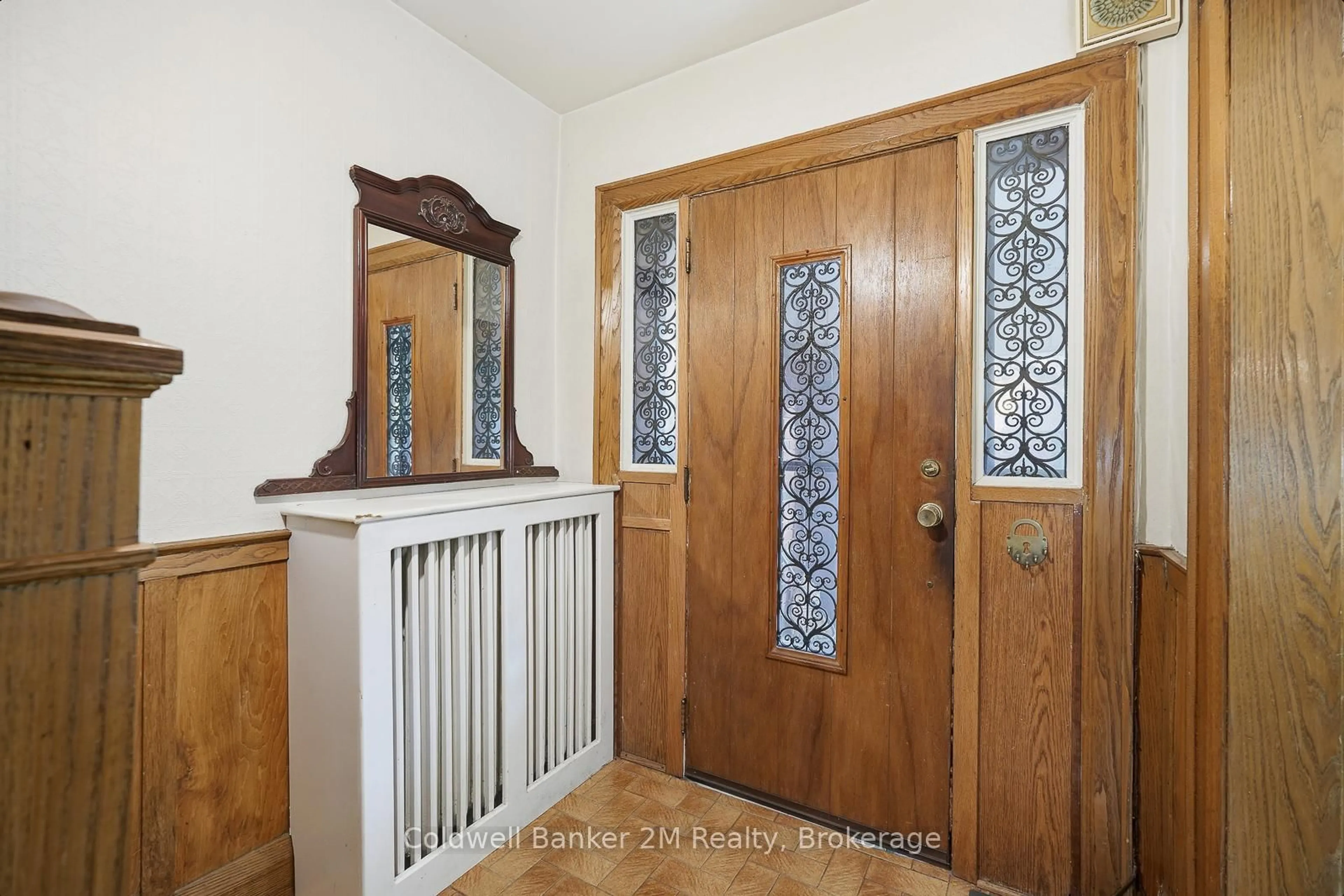 Indoor entryway for 296 Briar Hill Ave, Toronto Ontario M4R 1J2