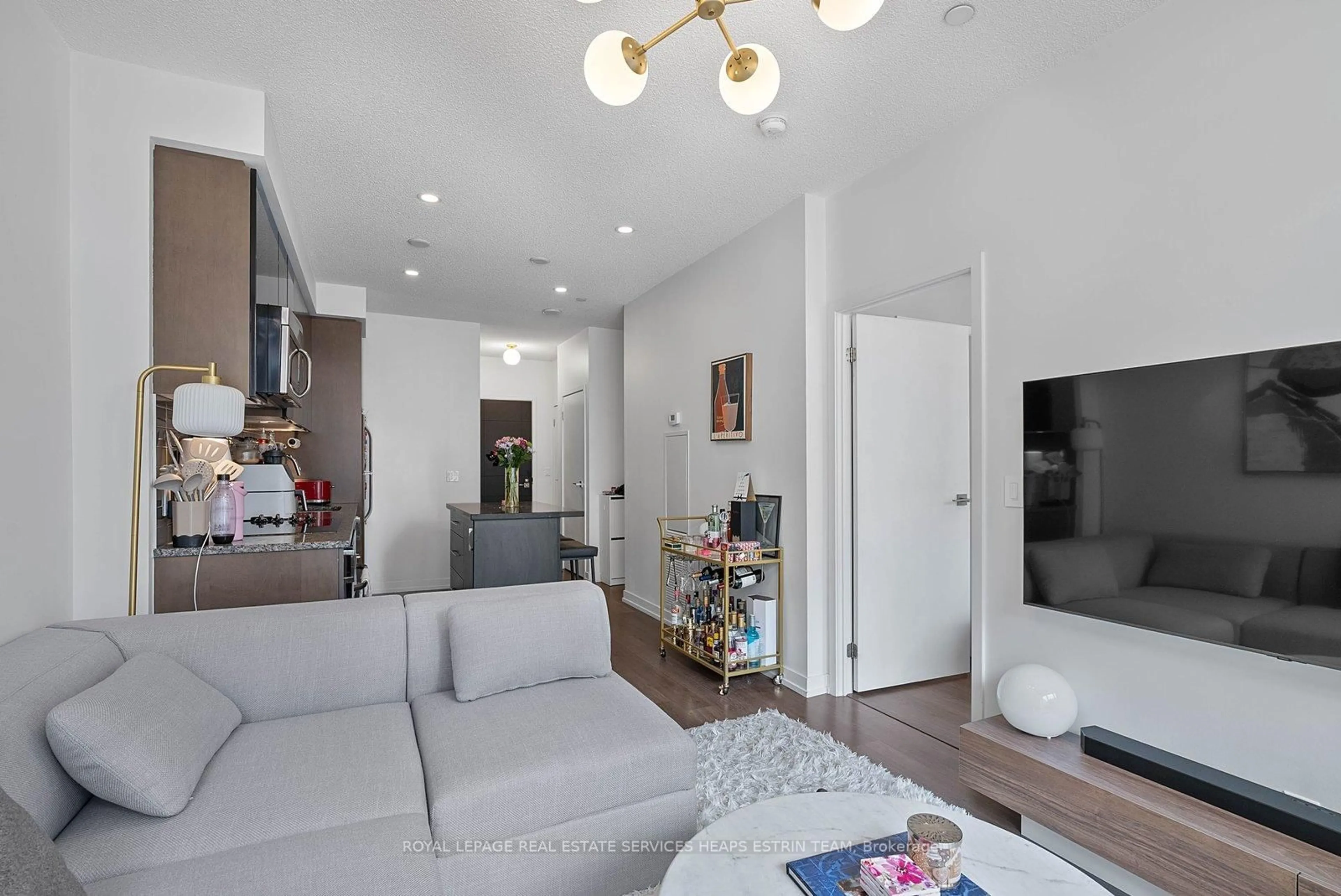 Living room with furniture, unknown for 98 Lillian St #613, Toronto Ontario M4S 0A5