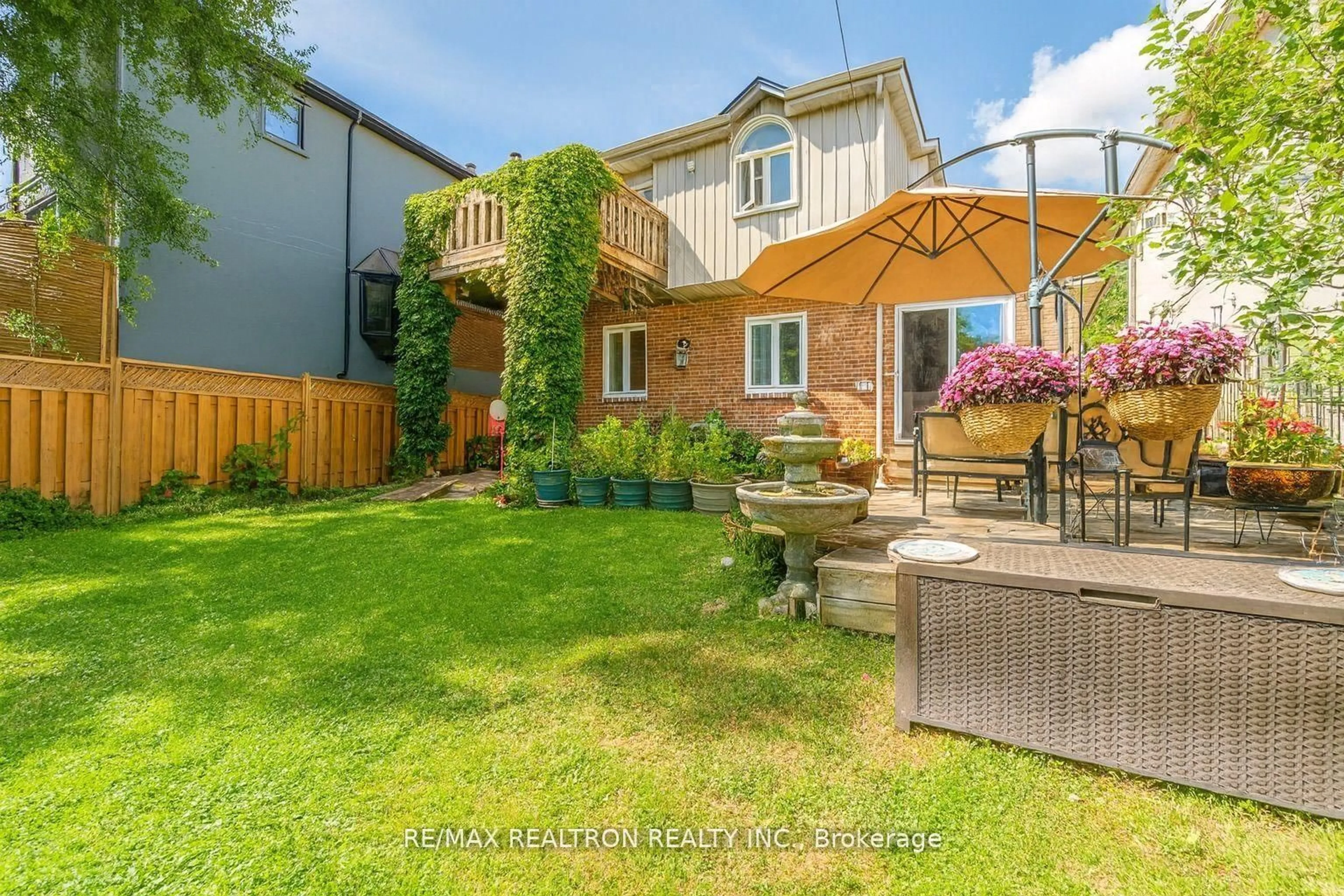 A pic from outside/outdoor area/front of a property/back of a property/a pic from drone, street for 663 Woburn Ave, Toronto Ontario M5M 1M2
