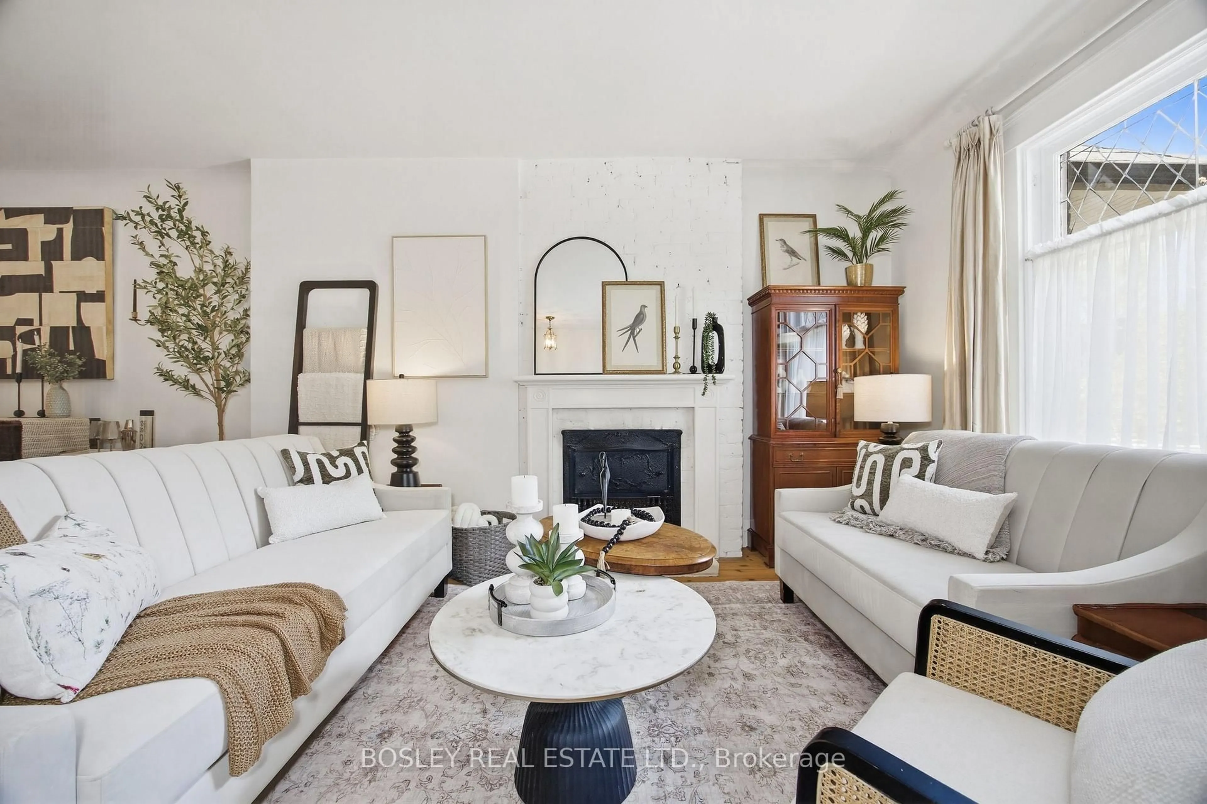 Living room with furniture, unknown for 44 Birch Ave, Toronto Ontario M4V 1C8