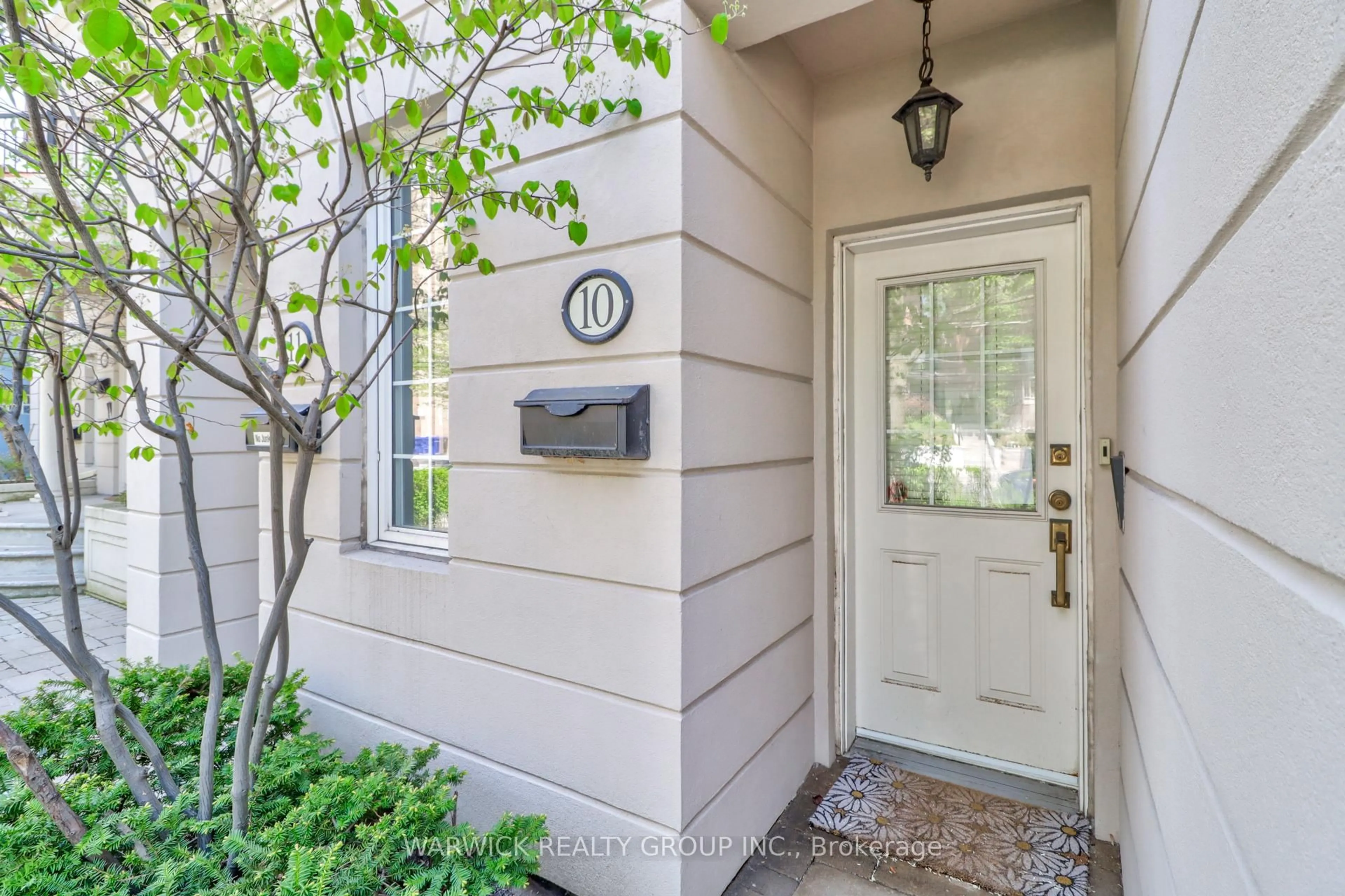 Indoor entryway for 645 Davenport Rd #10, Toronto Ontario M5R 1L3