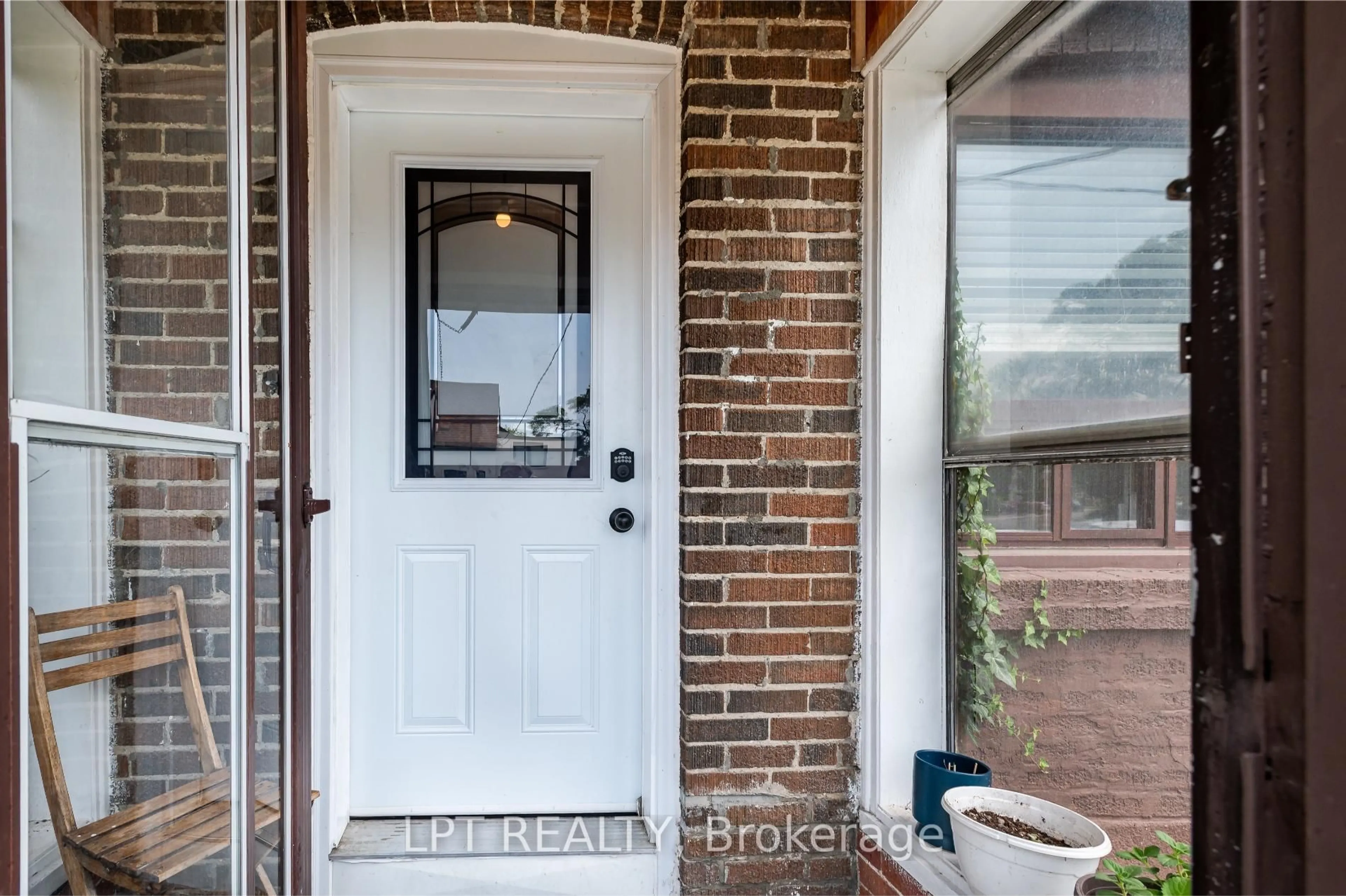 Indoor entryway for 541 Vaughan Rd, Toronto Ontario M6C 2R2
