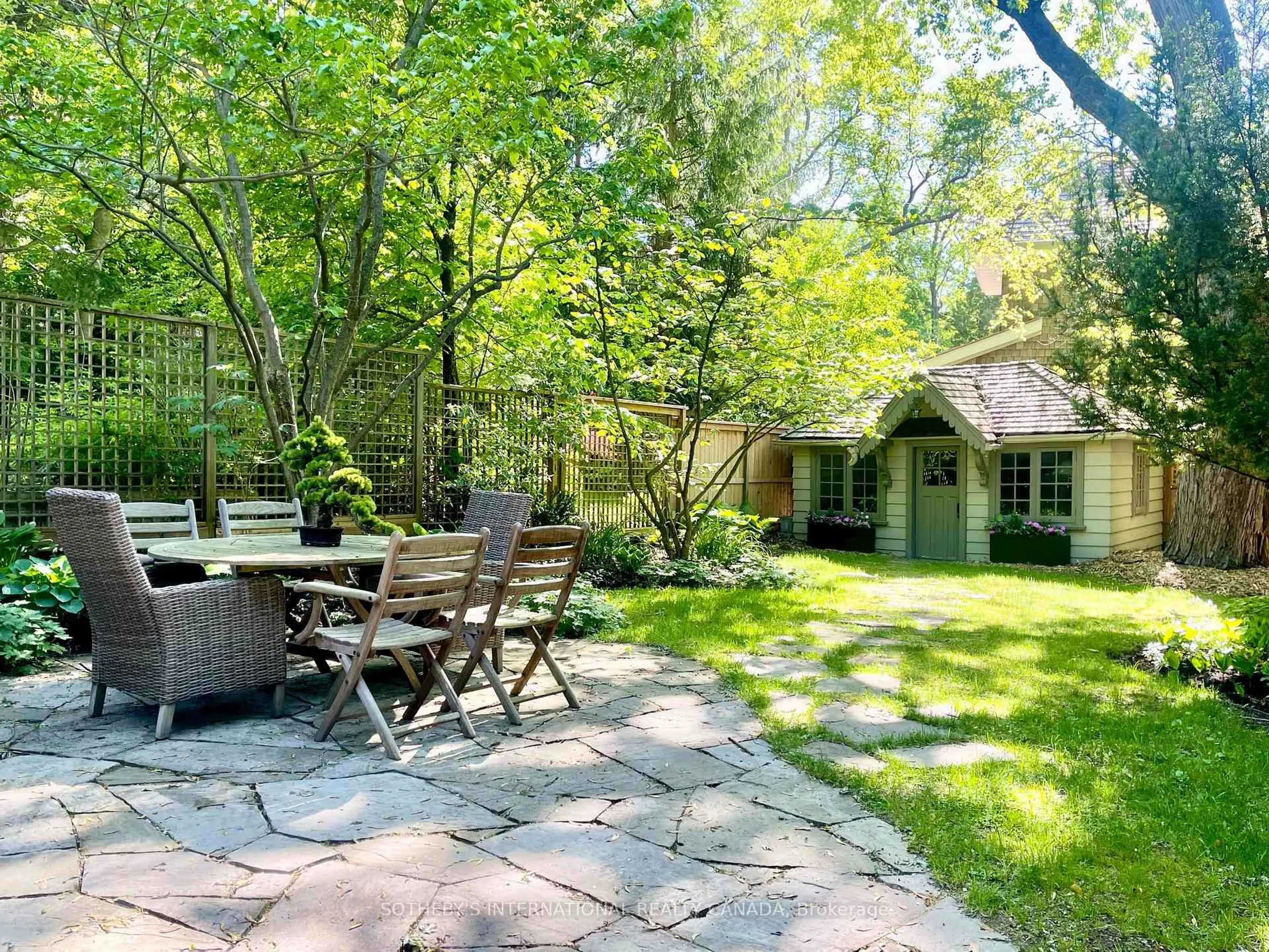 Patio, forest/trees view for 36 Donwoods Dr, Toronto Ontario M4N 2G1
