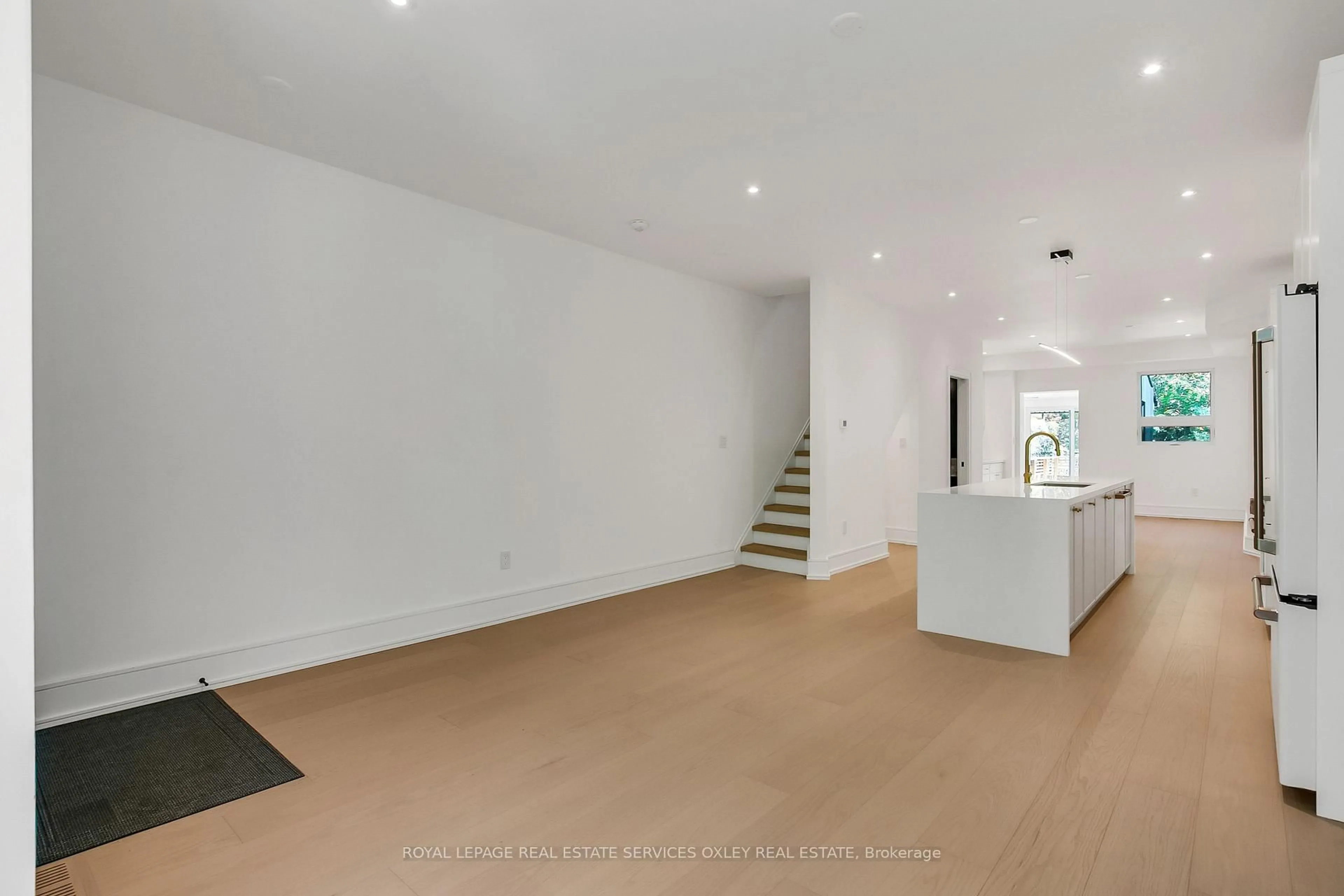 Indoor foyer for 195 Albany Ave, Toronto Ontario M5R 3C7