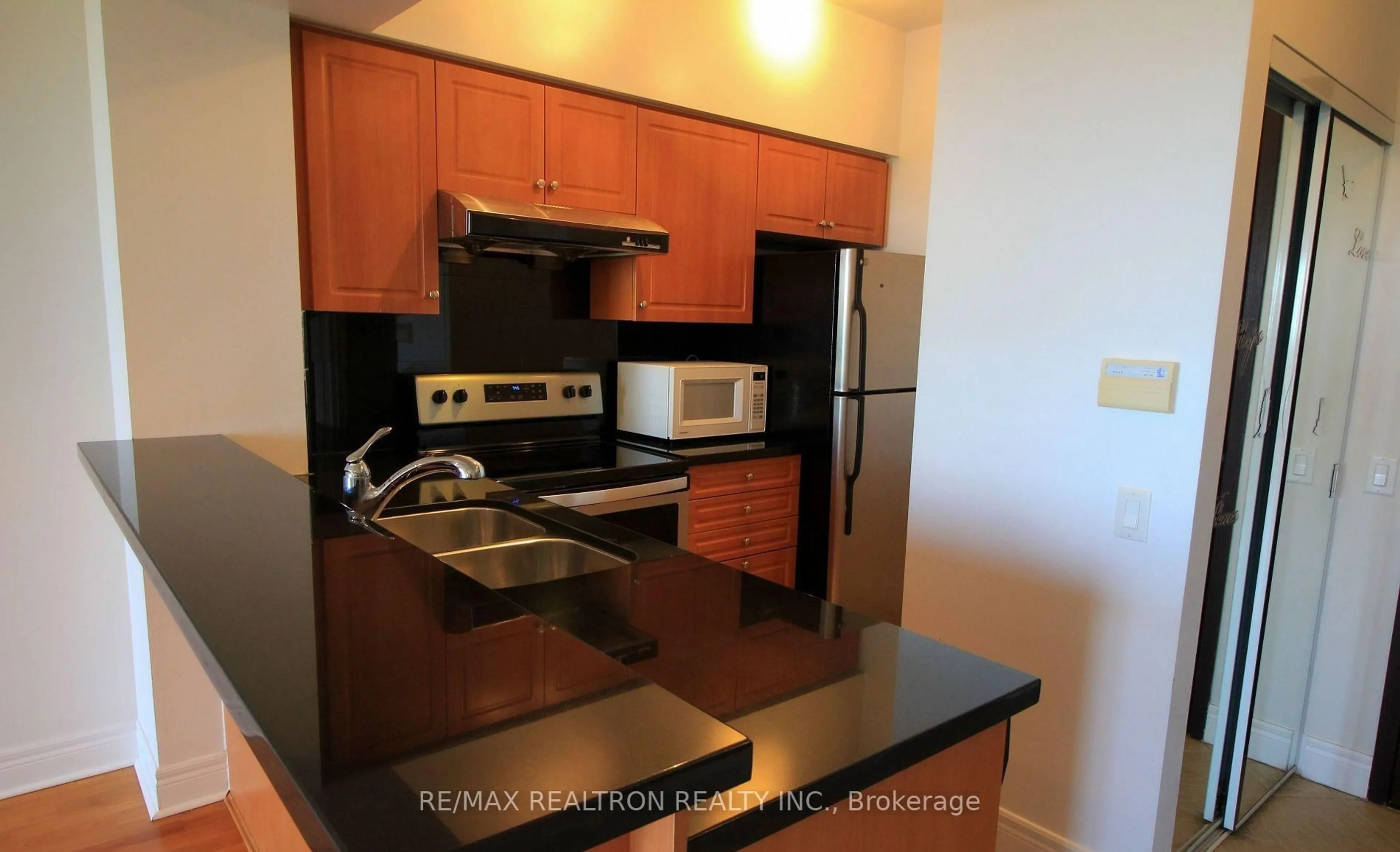Standard kitchen, unknown for 1 Clairtrell Rd #808, Toronto Ontario M2N 7H6