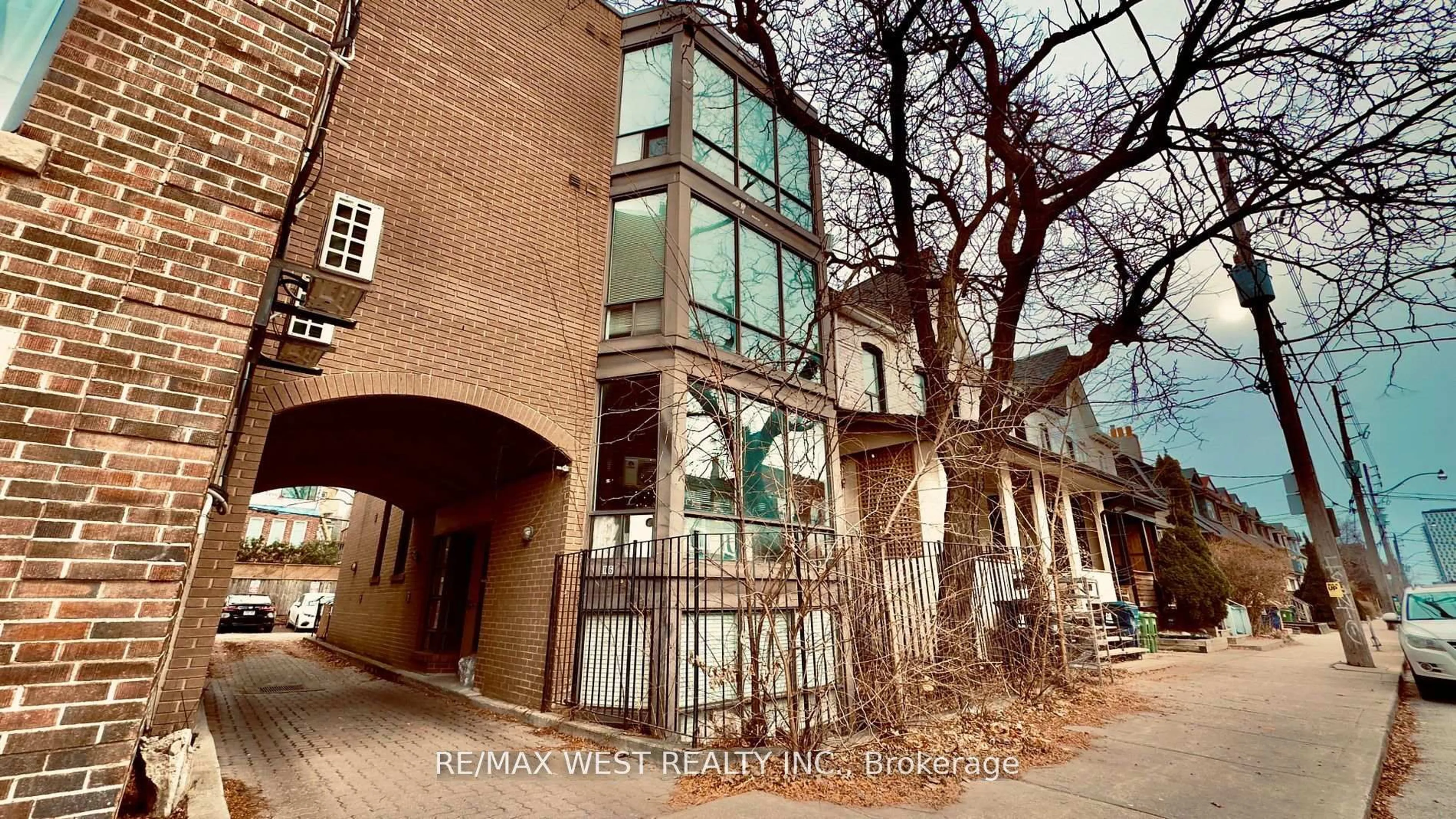 Indoor foyer for 1061 Bathurst St, Toronto Ontario M5R 3G8