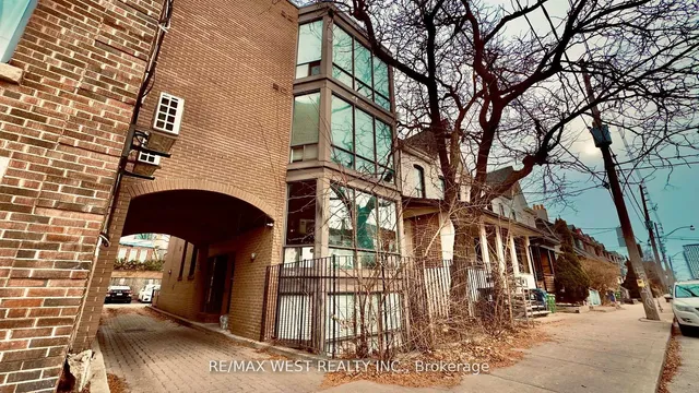 1061 Bathurst St, Toronto 2