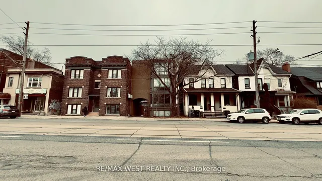 1061 Bathurst St, Toronto 3