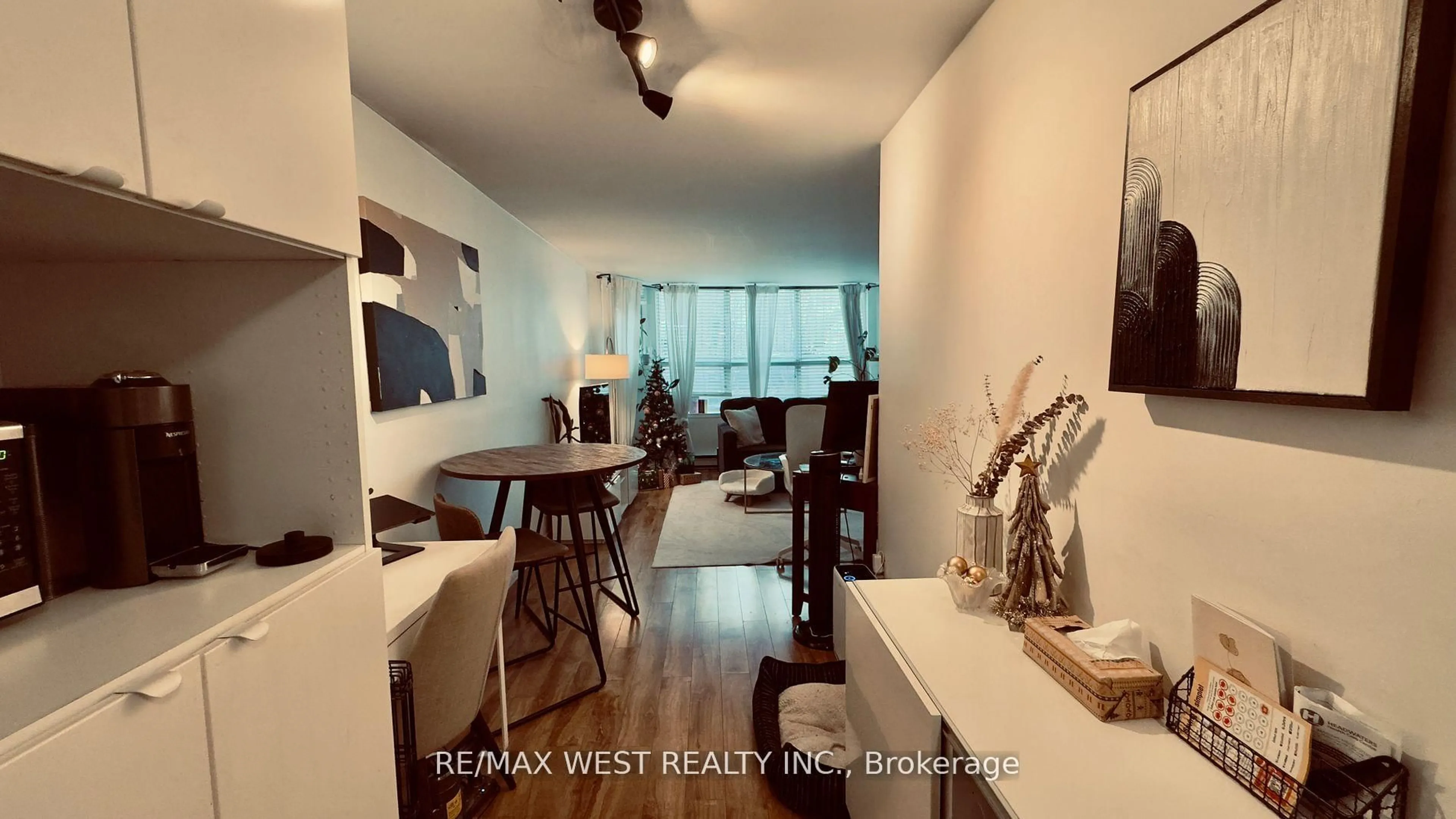 A pic of a room for 1061 Bathurst St, Toronto Ontario M5R 3G8