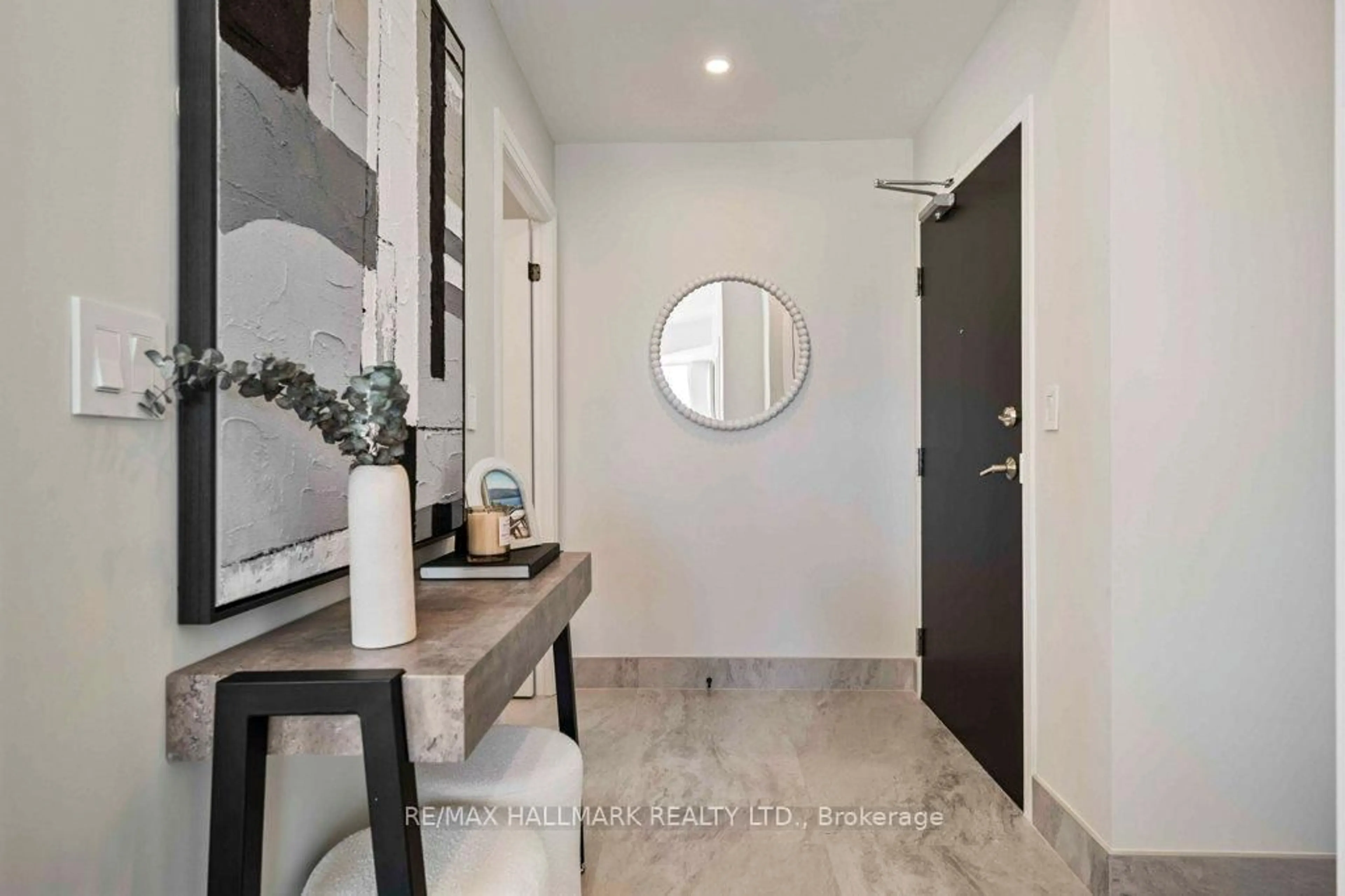 Indoor entryway for 736 Spadina Ave #810, Toronto Ontario M5J 2J6