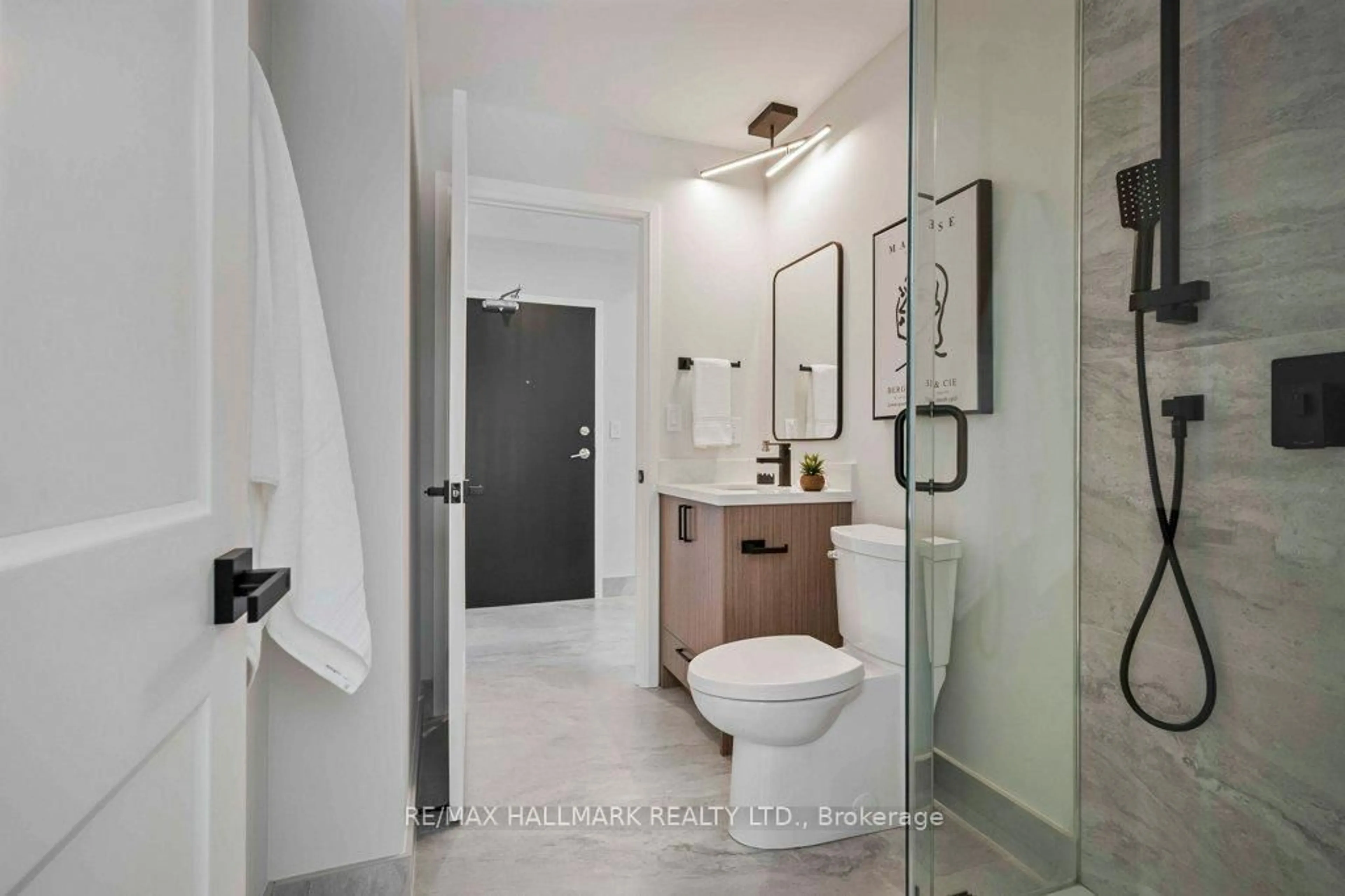 Standard bathroom, ceramic/tile floor for 736 Spadina Ave #810, Toronto Ontario M5J 2J6