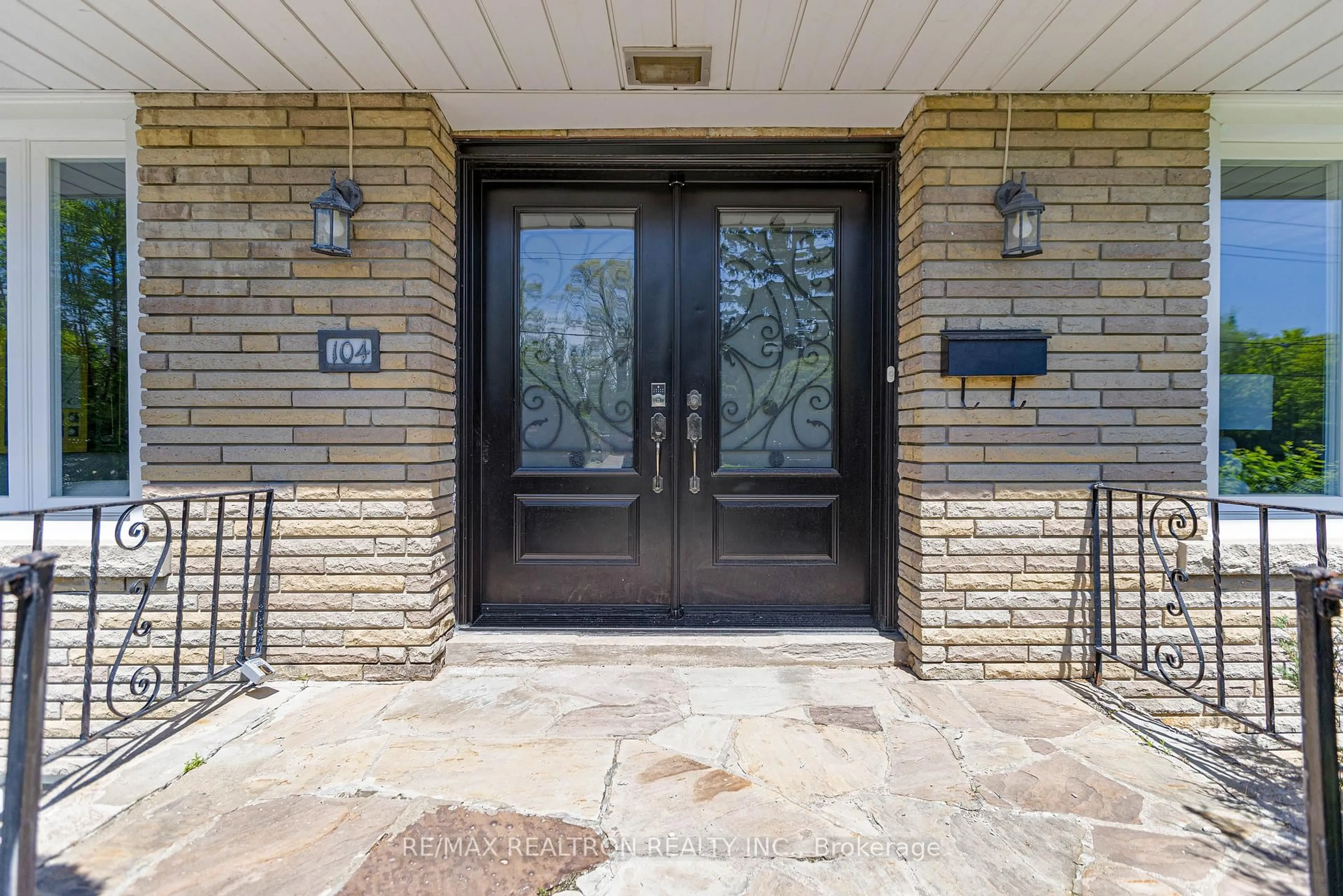 Indoor entryway for 104 Waterloo Ave, Toronto Ontario M3H 3Y5