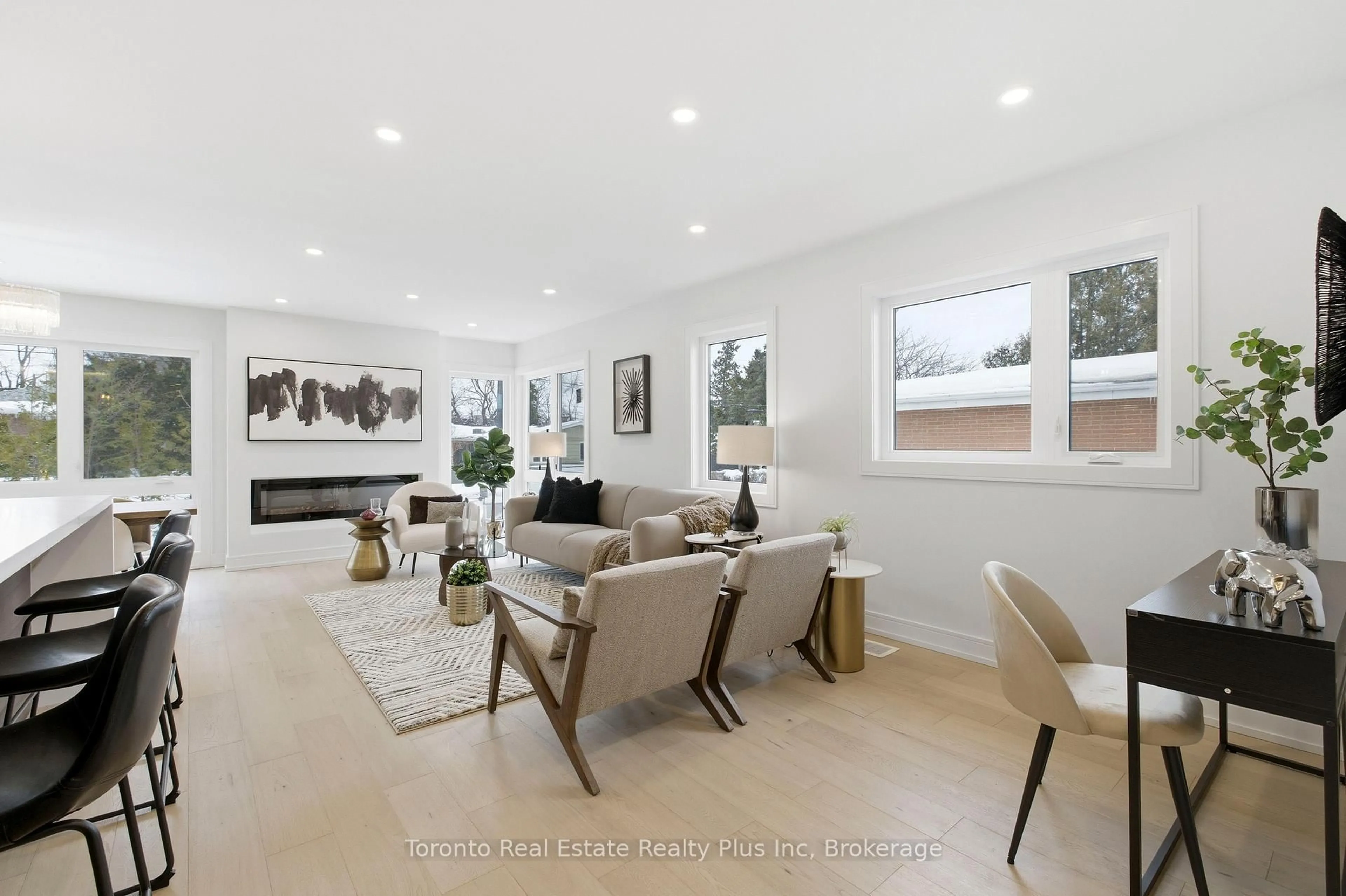 Living room with furniture, unknown for 3 Blithfield Ave, Toronto Ontario M2K 1X9