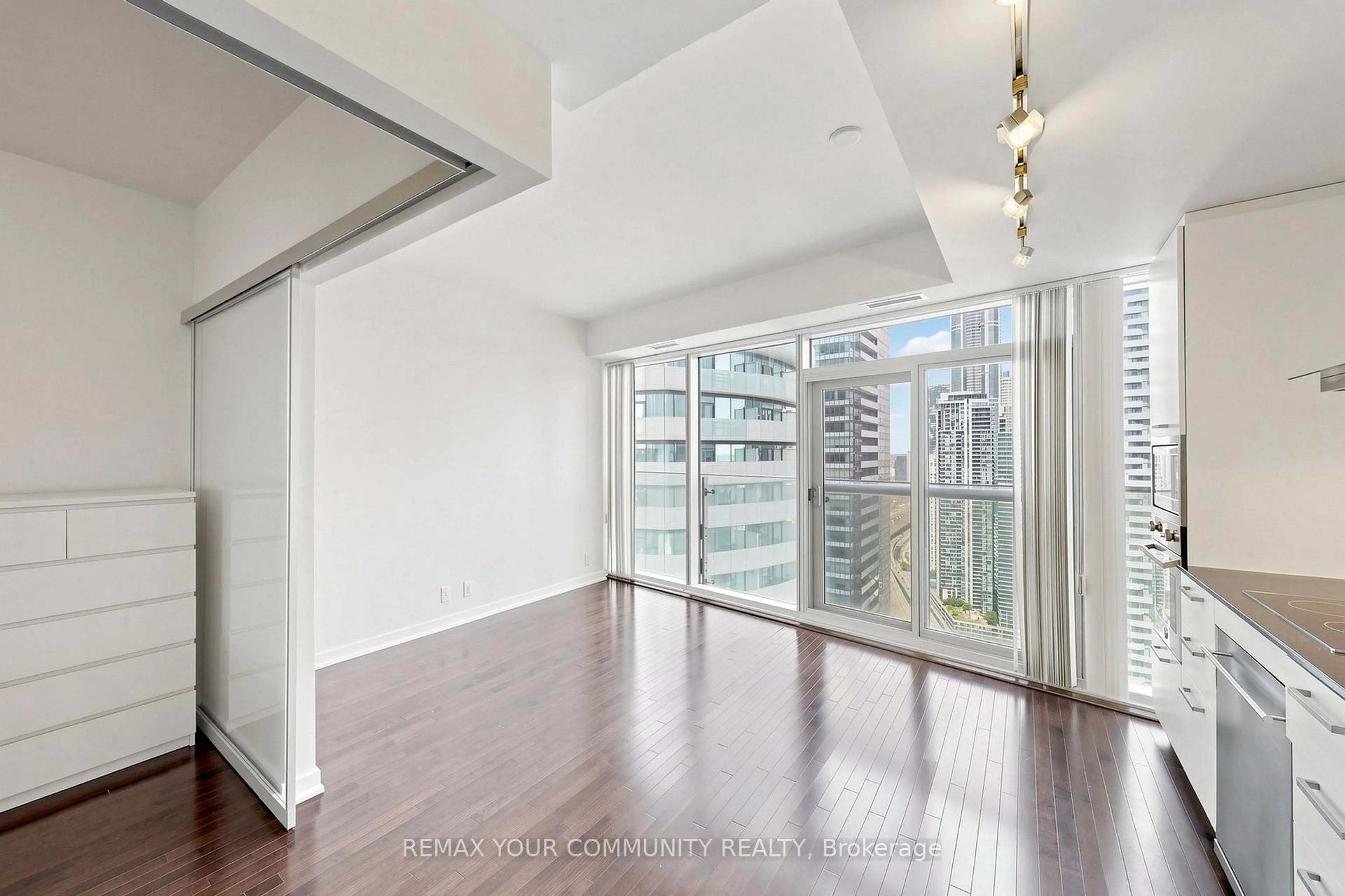 Unknown for 12 York St #3901, Toronto Ontario M5J 0A9