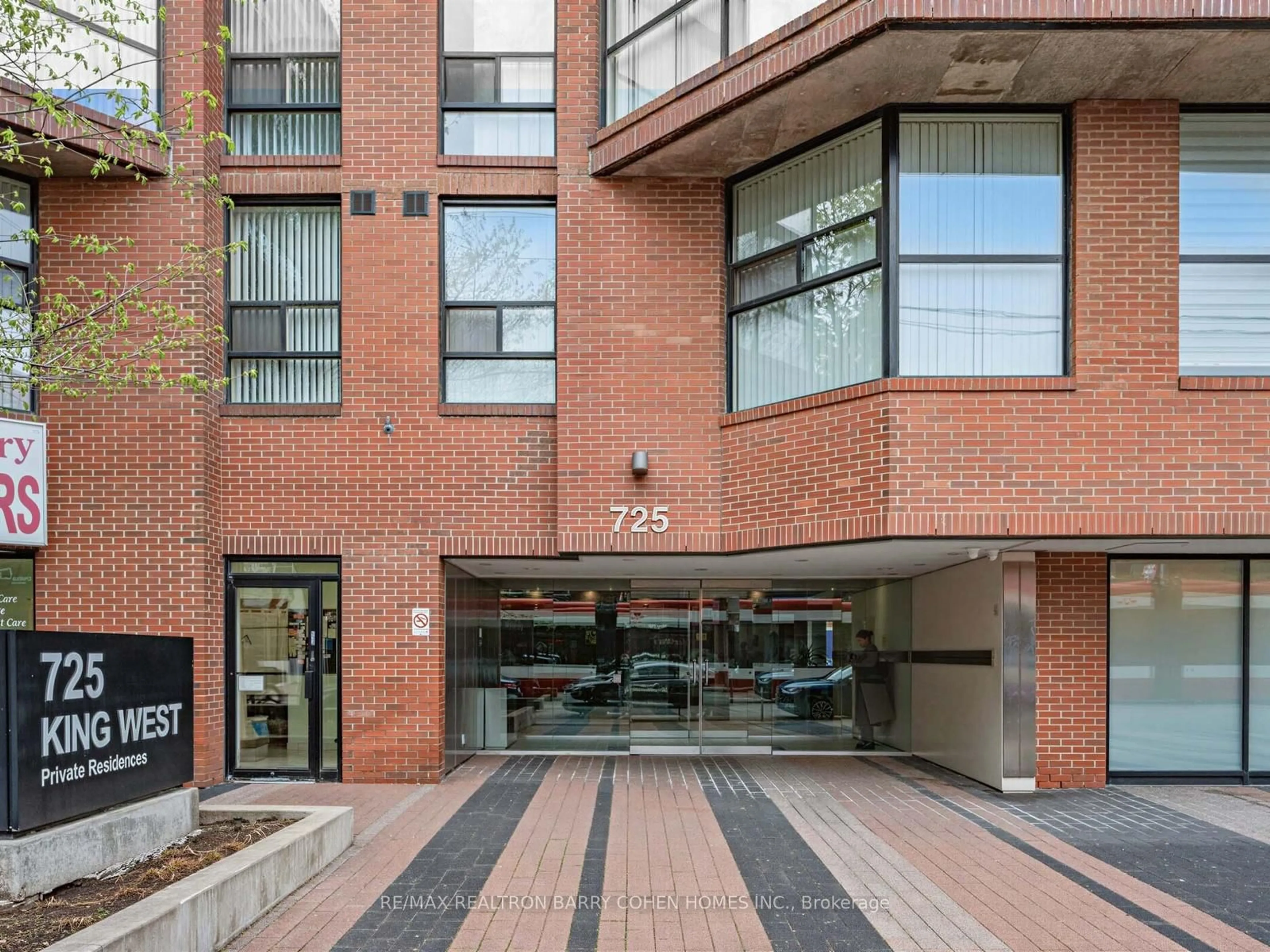 Indoor foyer for 725 King St #303, Toronto Ontario M5V 2W9