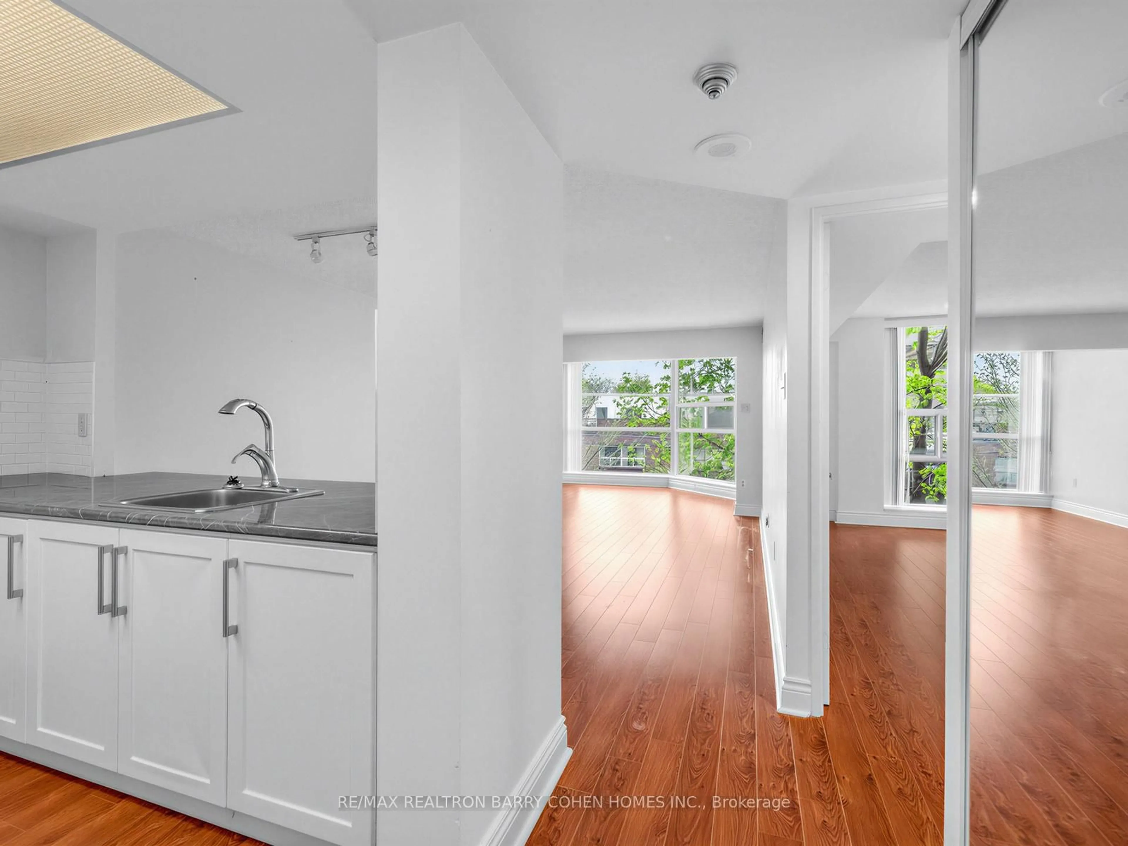 Unknown for 725 King St #303, Toronto Ontario M5V 2W9