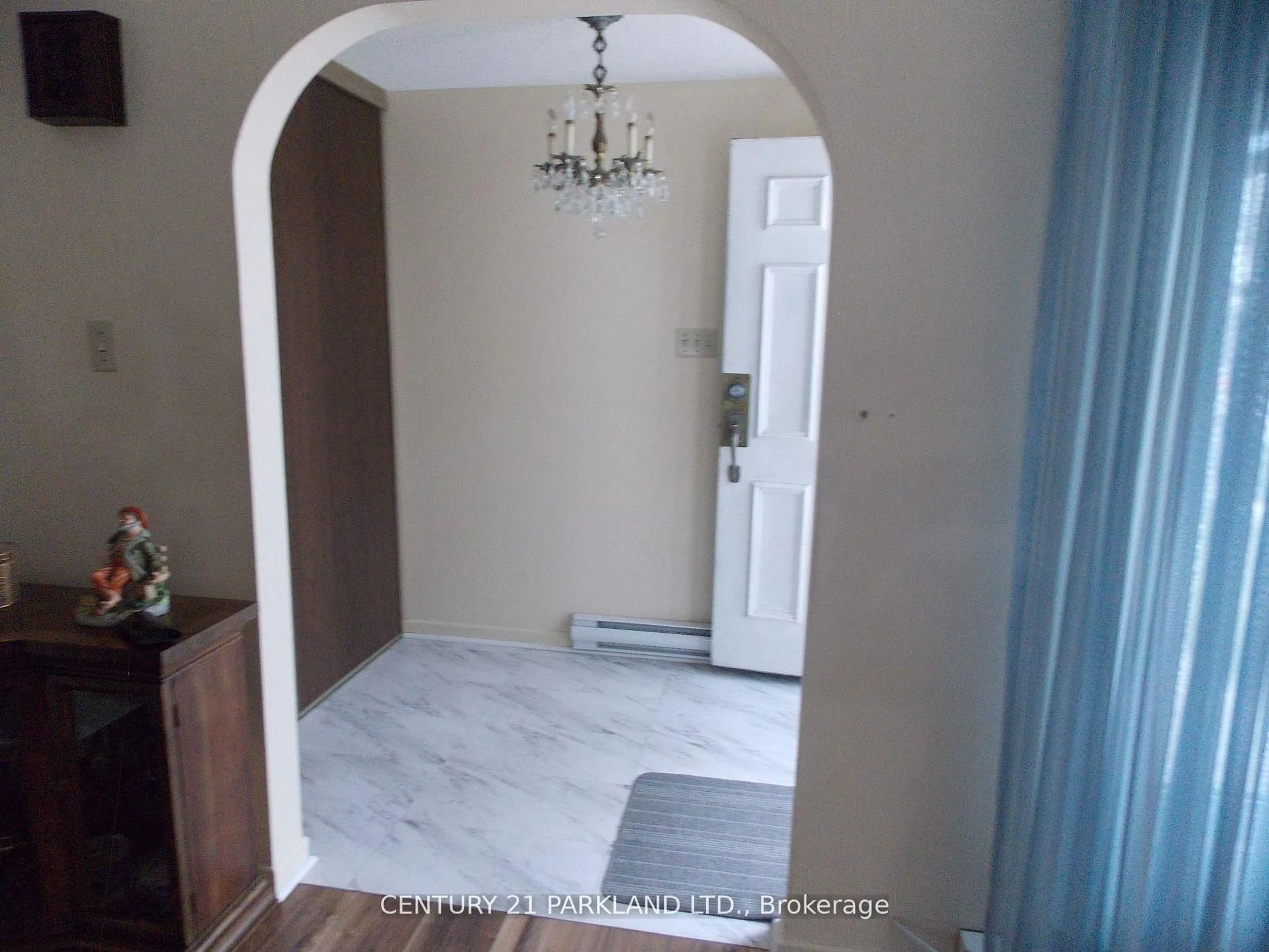 Indoor entryway for 42 Antibes Dr, Toronto Ontario M2R 3K4
