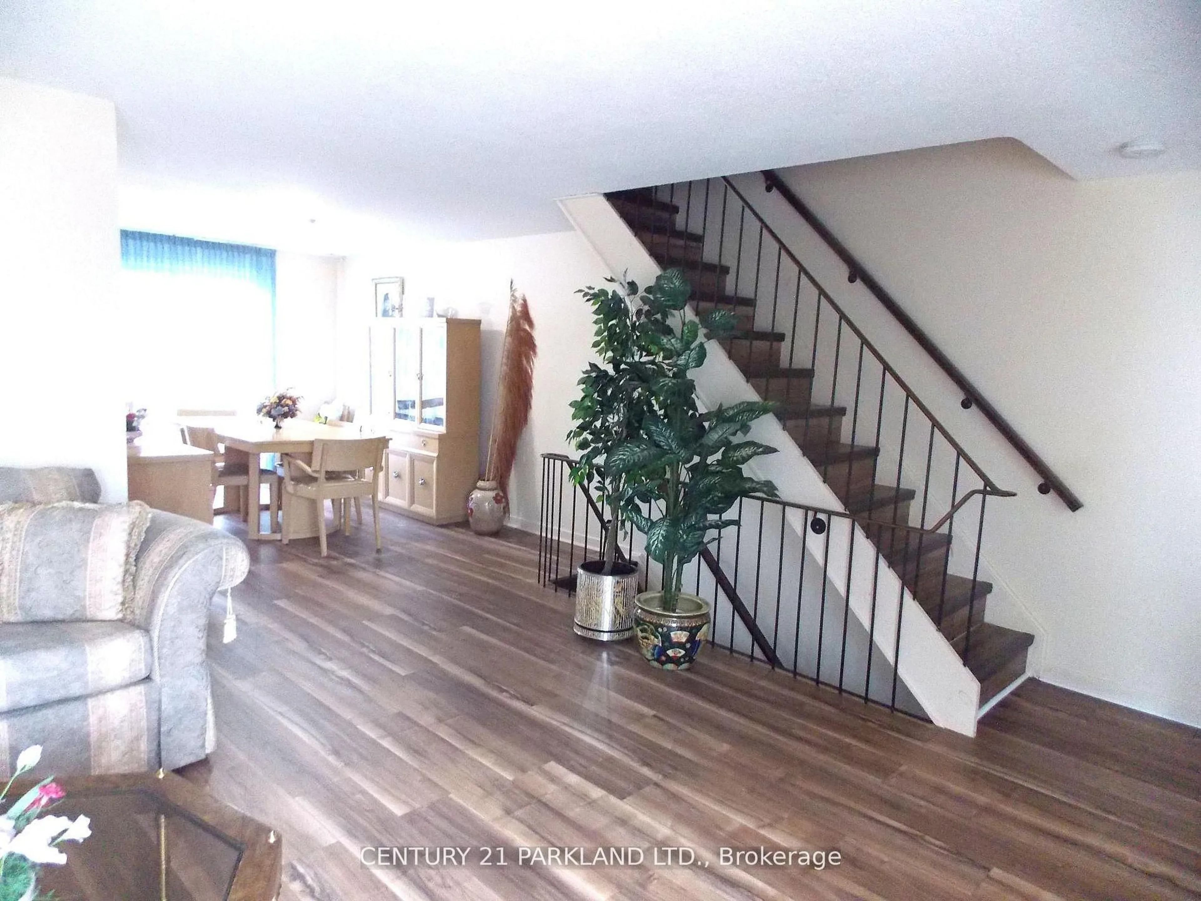 Indoor foyer for 42 Antibes Dr, Toronto Ontario M2R 3K4