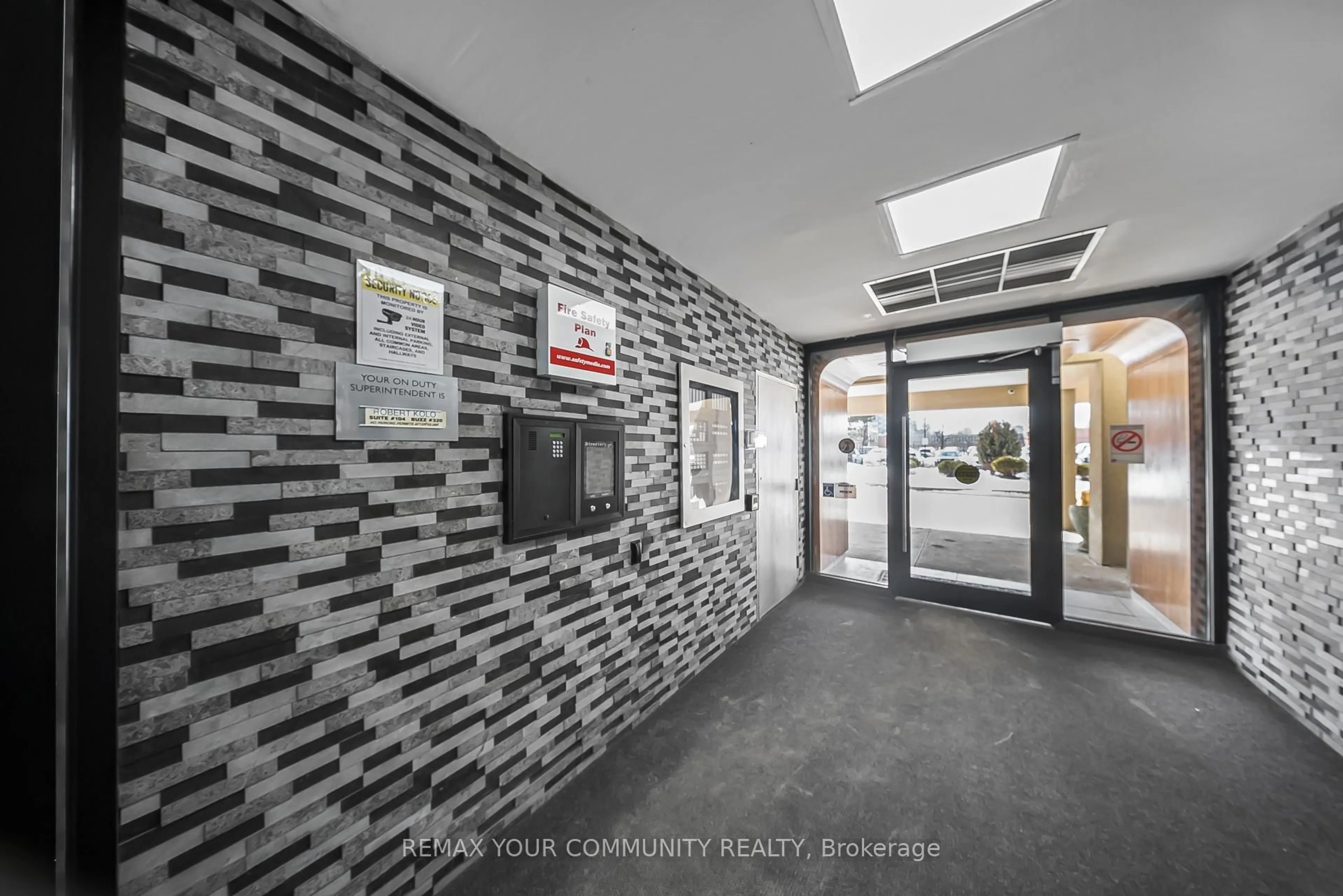 Indoor foyer for 1338 York Mills Rd #1603, Toronto Ontario M3A 3N3