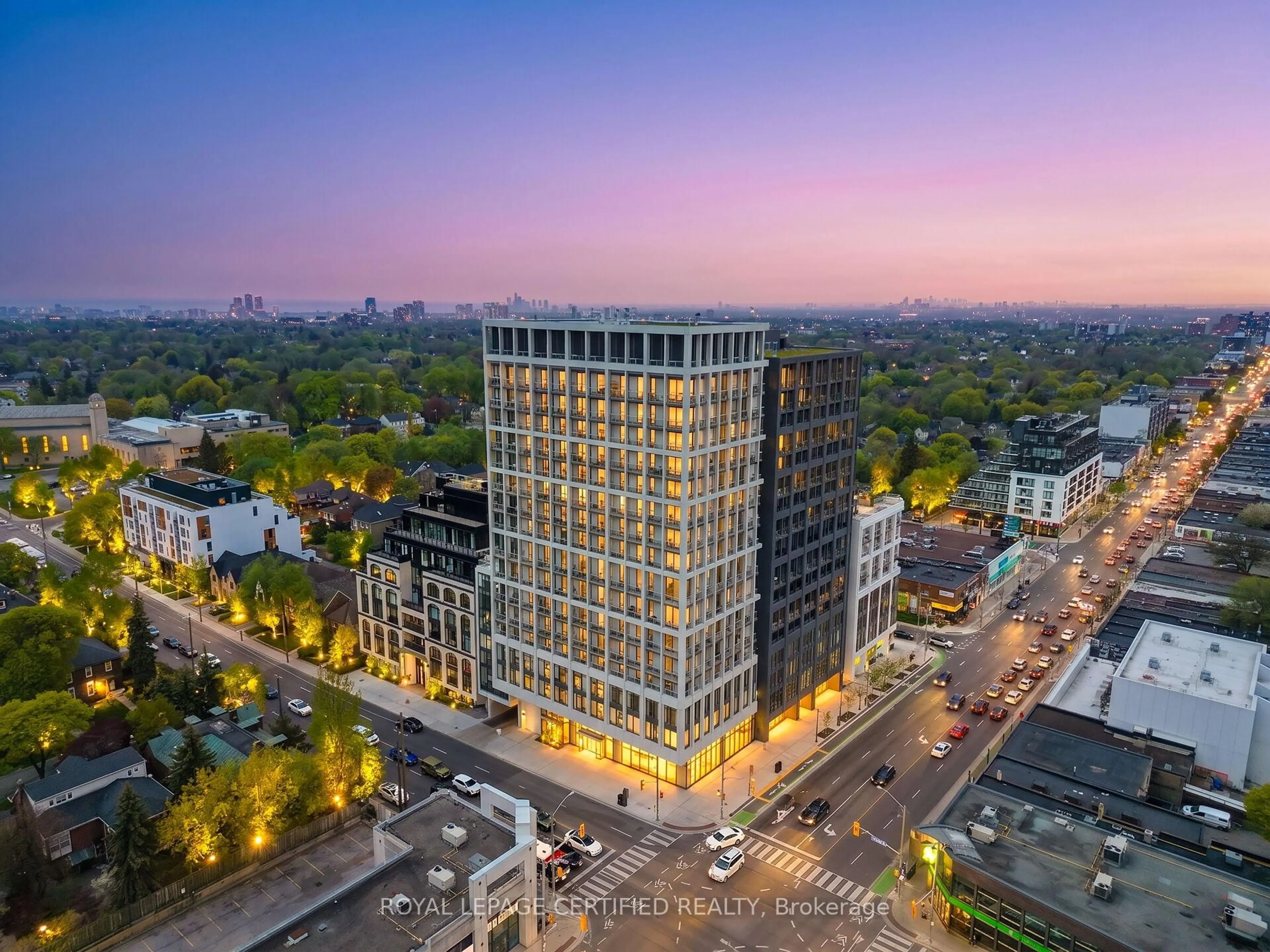A pic from outside/outdoor area/front of a property/back of a property/a pic from drone, building for 2020 Bathurst St #919, Toronto Ontario M5P 0A6