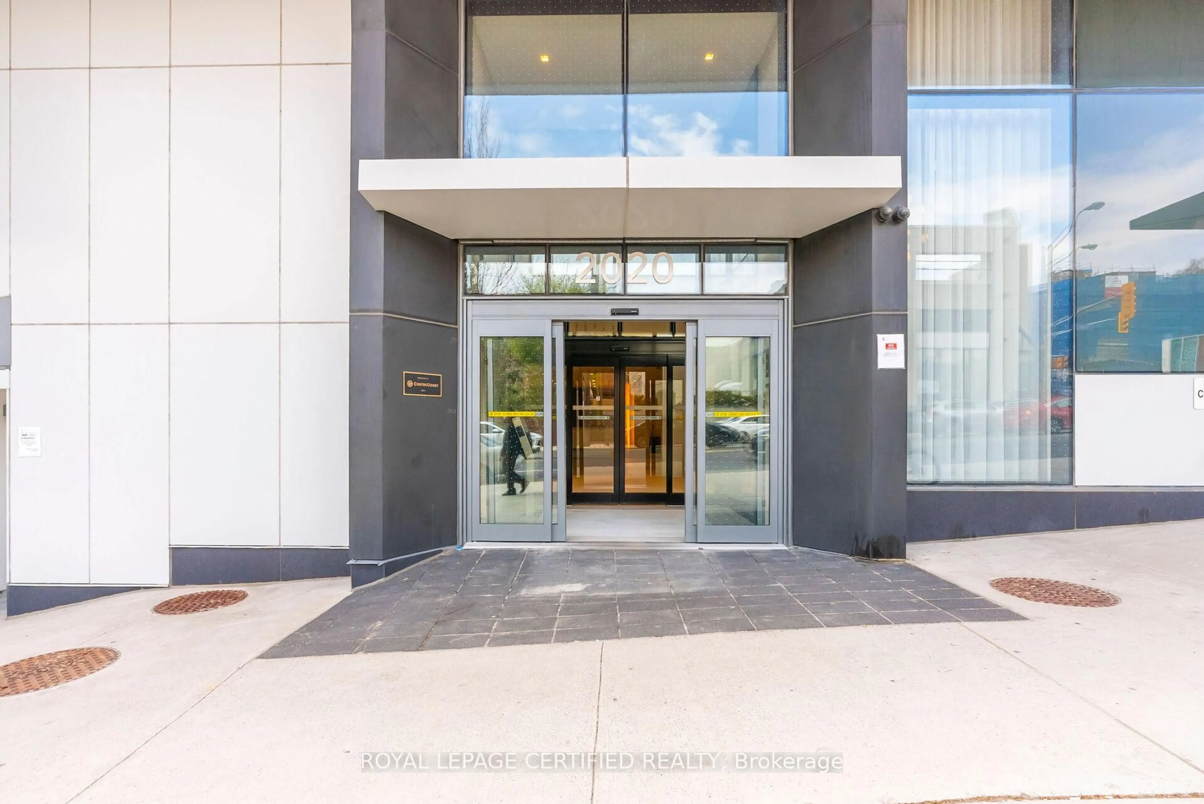 Indoor foyer for 2020 Bathurst St #919, Toronto Ontario M5P 0A6