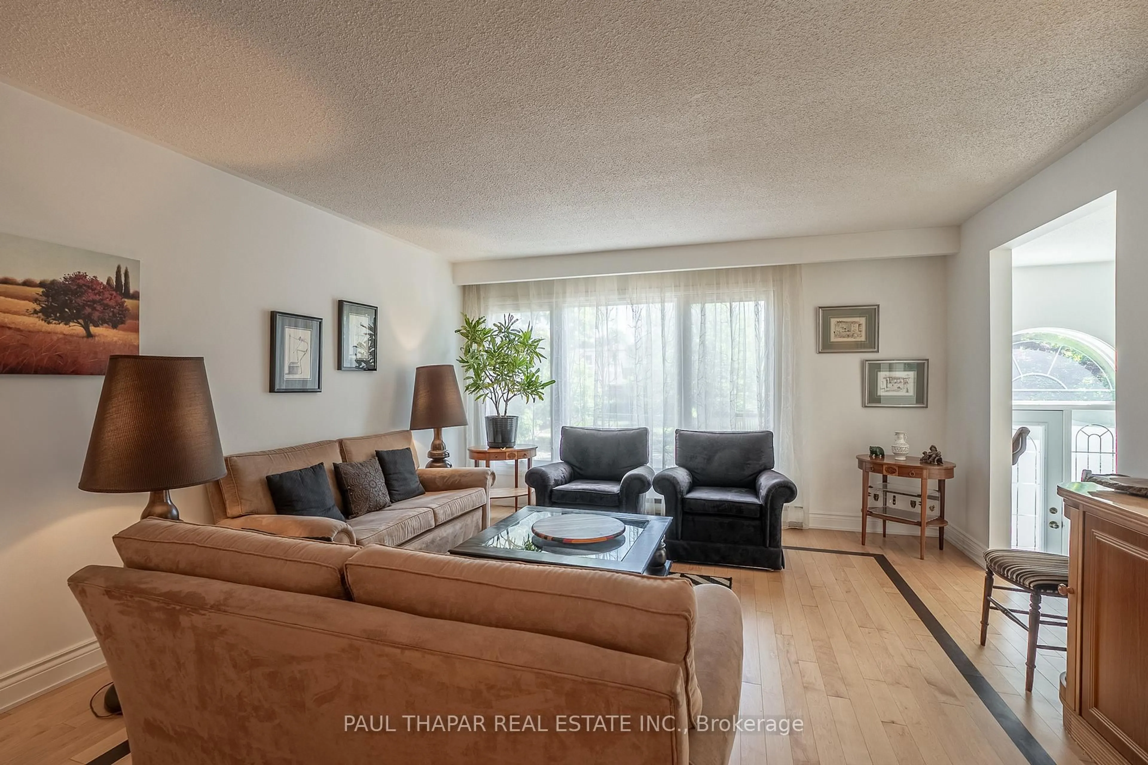 Living room with furniture, wood/laminate floor for 147 Silas Hill Dr, Toronto Ontario M2J 2X8