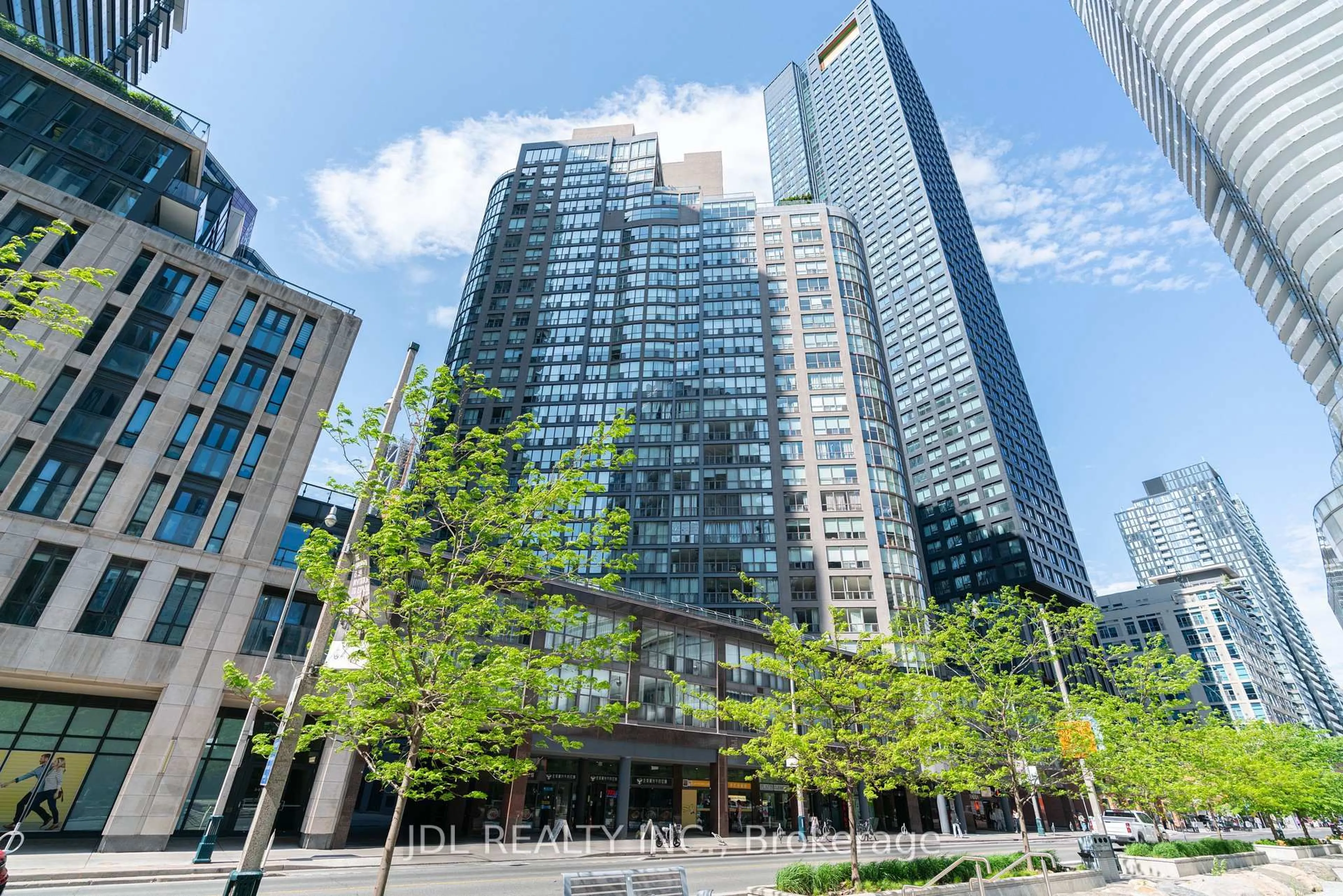 Patio, street for 24 Wellesley St #407, Toronto Ontario M4Y 2X6
