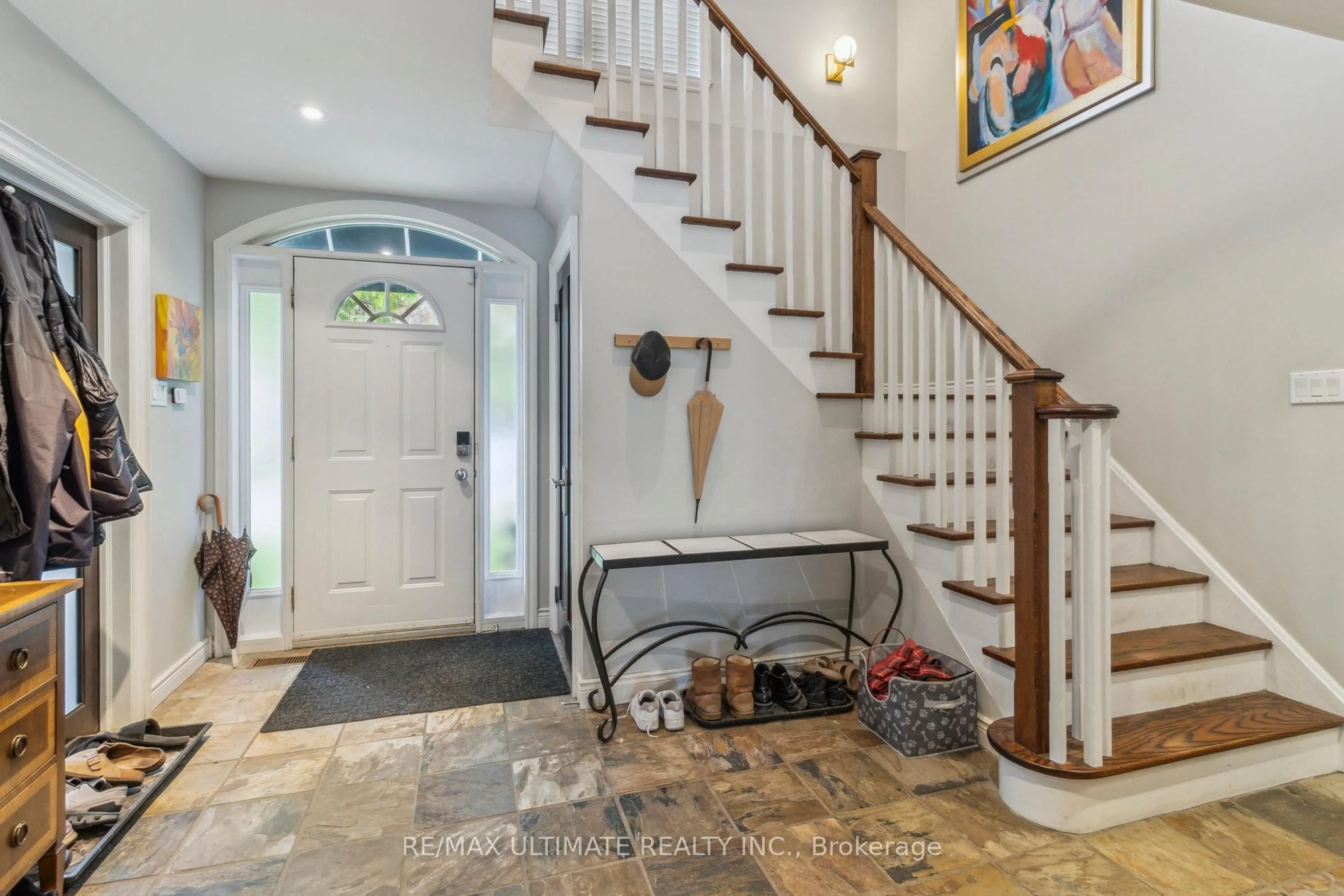 Indoor entryway for 181 Bayview Heights Dr, Toronto Ontario M4G 2Z1