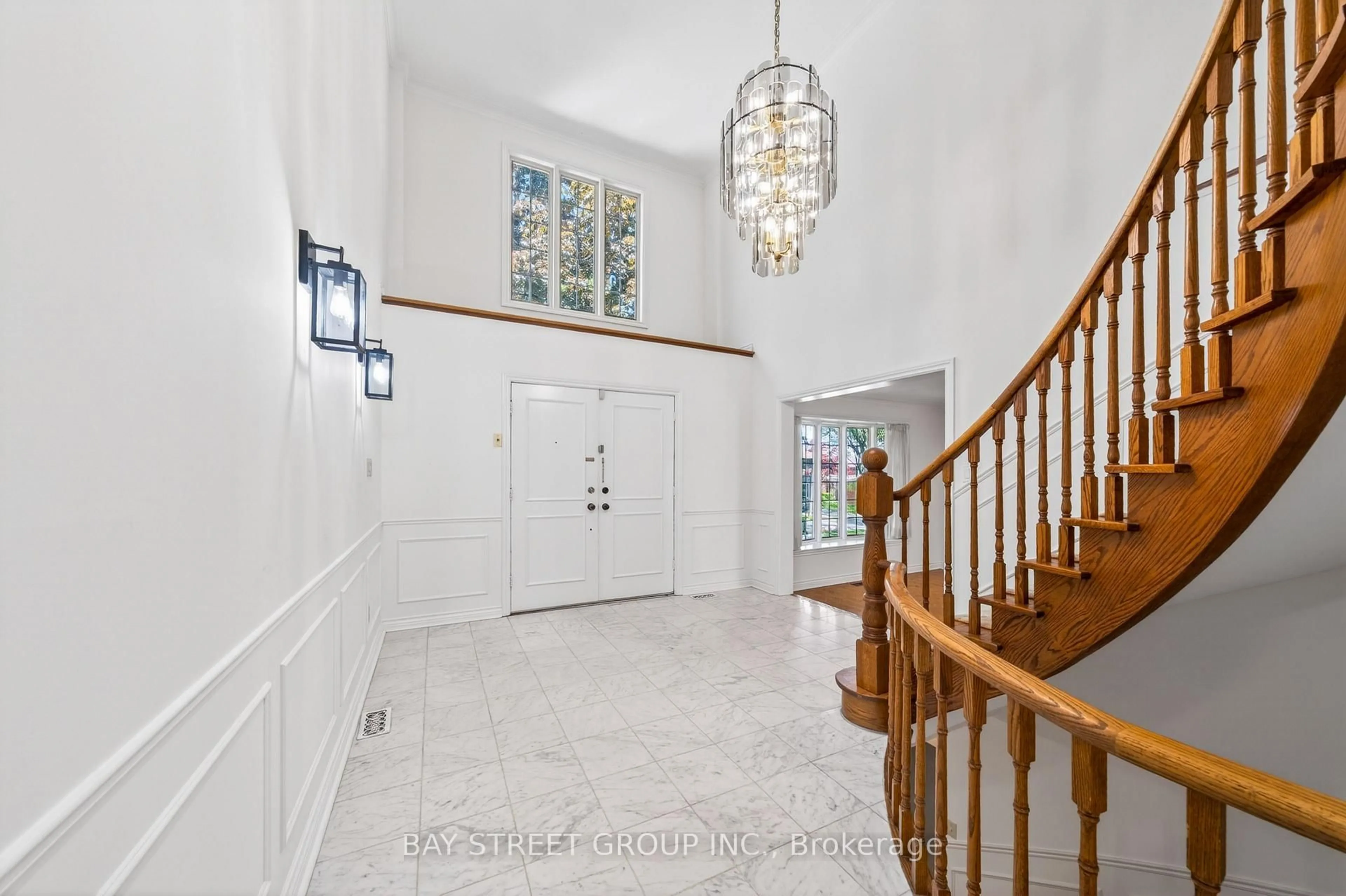 Indoor foyer for 11 Riderwood Dr, Toronto Ontario M2L 2X4
