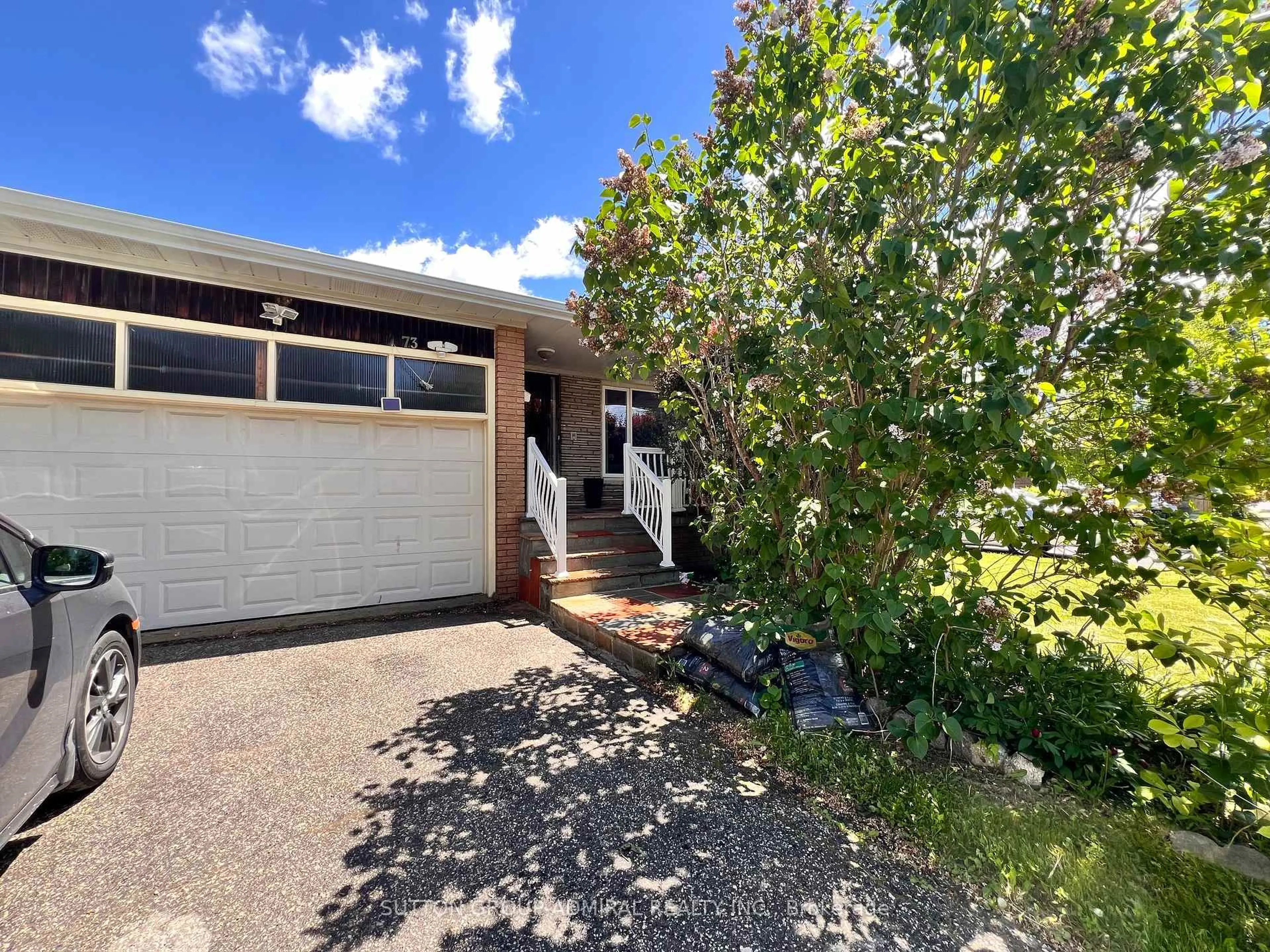 A pic from outside/outdoor area/front of a property/back of a property/a pic from drone, street for 73 Hove St, Toronto Ontario M3H 4Z2