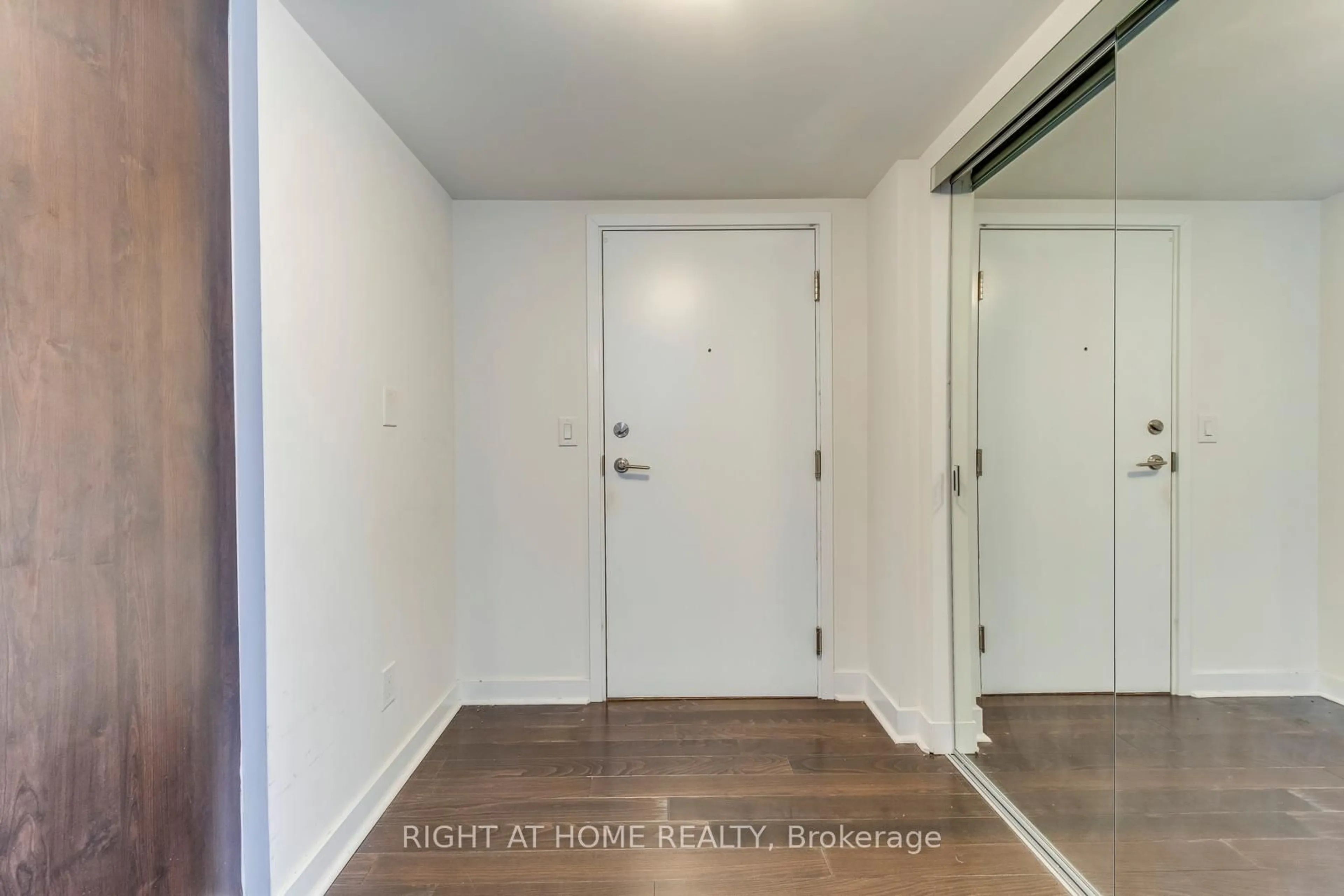 Indoor entryway for 295 Adelaide St #1306, Toronto Ontario M5V 0L4