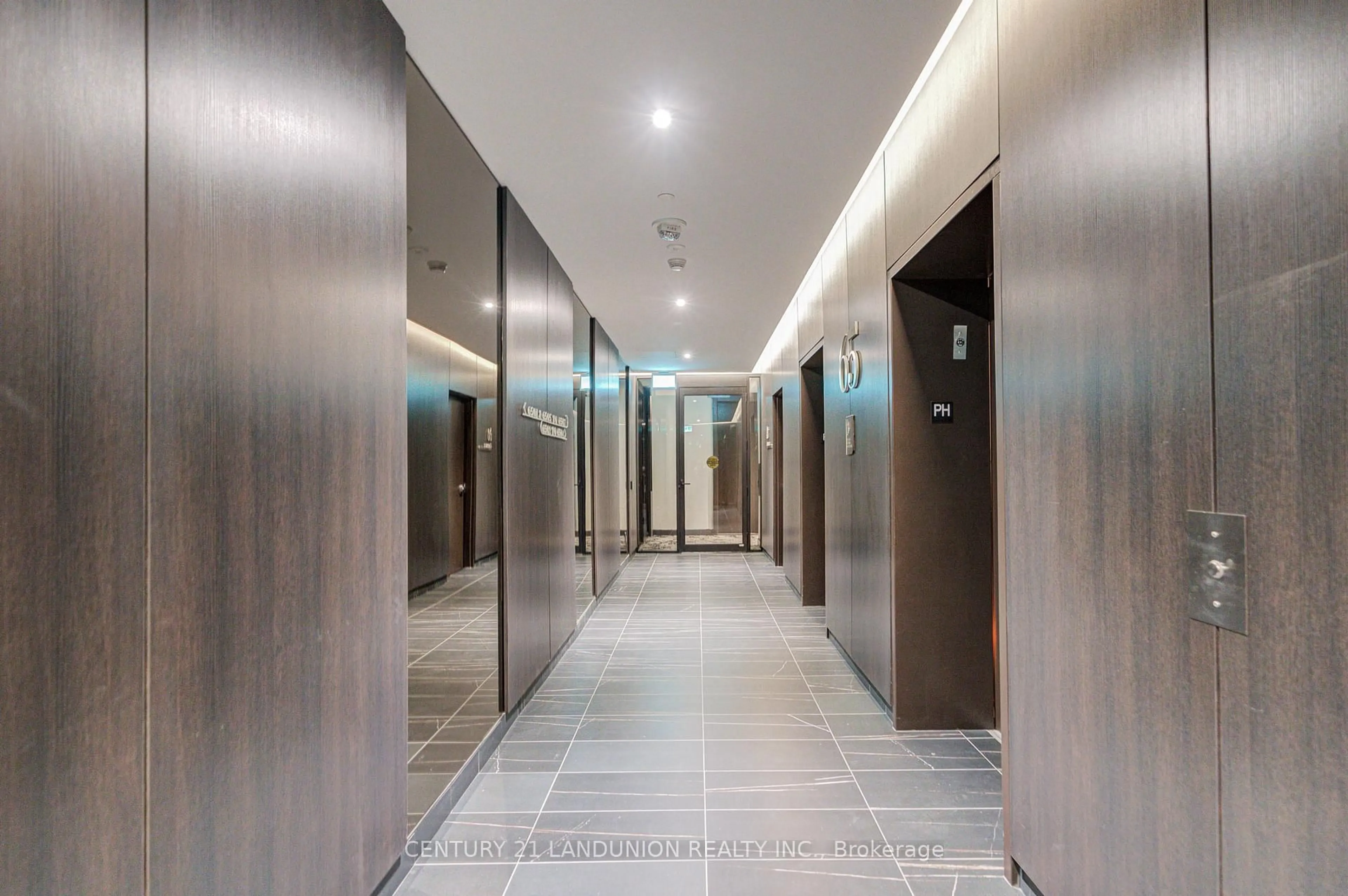Indoor foyer for 11 Yorkville Ave #PH4, Toronto Ontario M4W 0B7