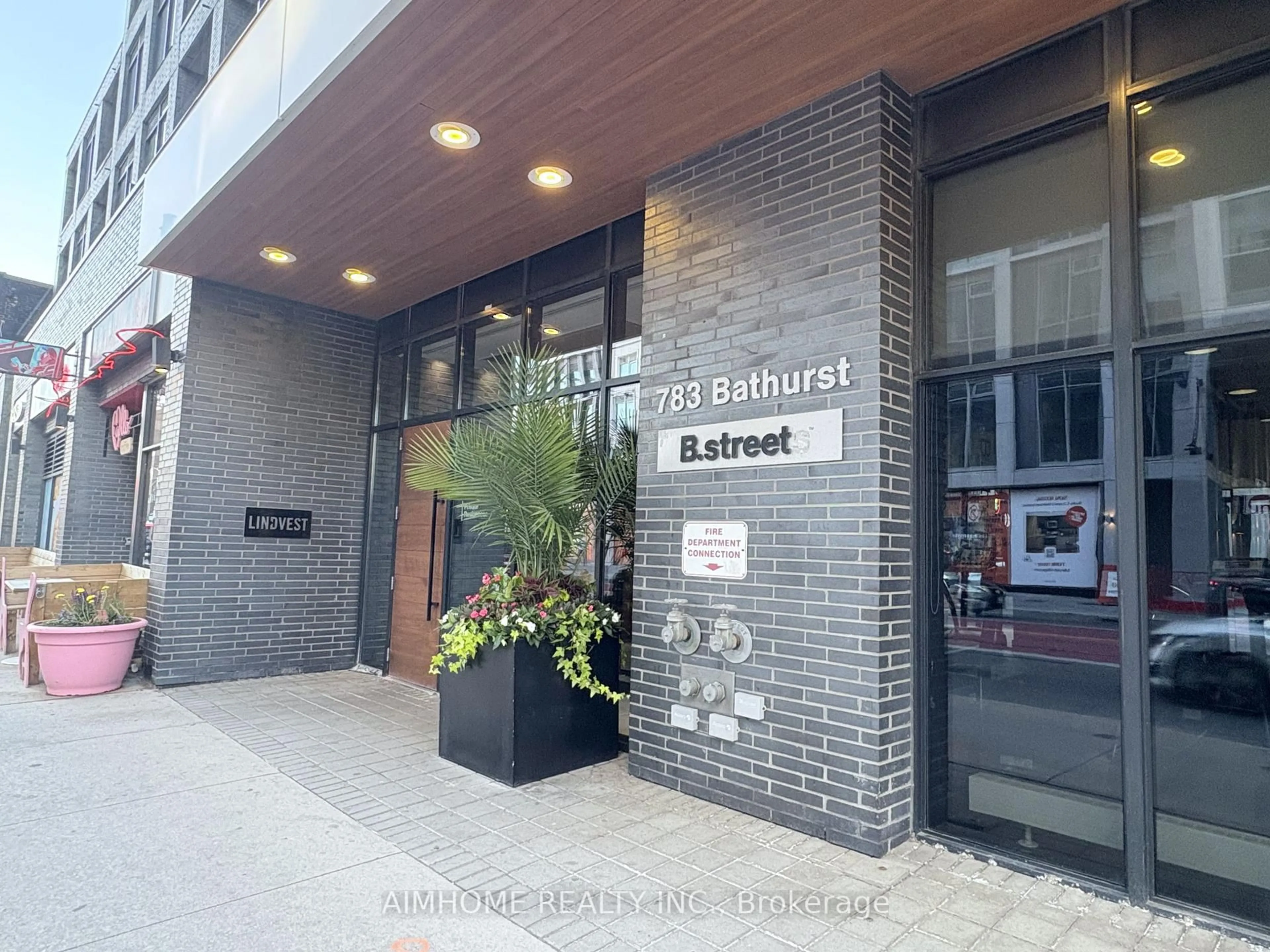Indoor foyer for 783 Bathurst St #621, Toronto Ontario M5S 0A8