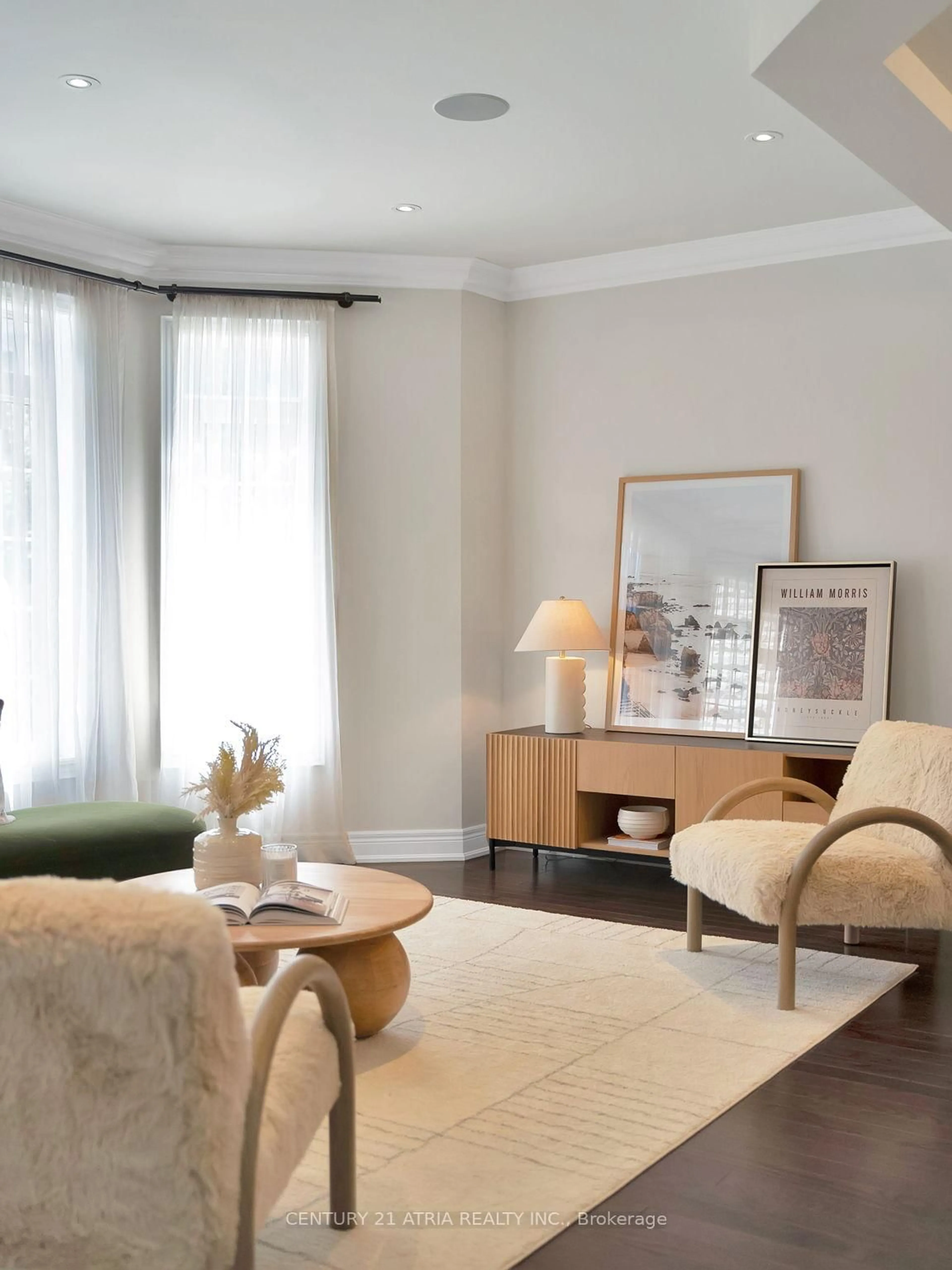 Living room with furniture, wood/laminate floor for 33 Bloorview Pl, Toronto Ontario M2J 0B2