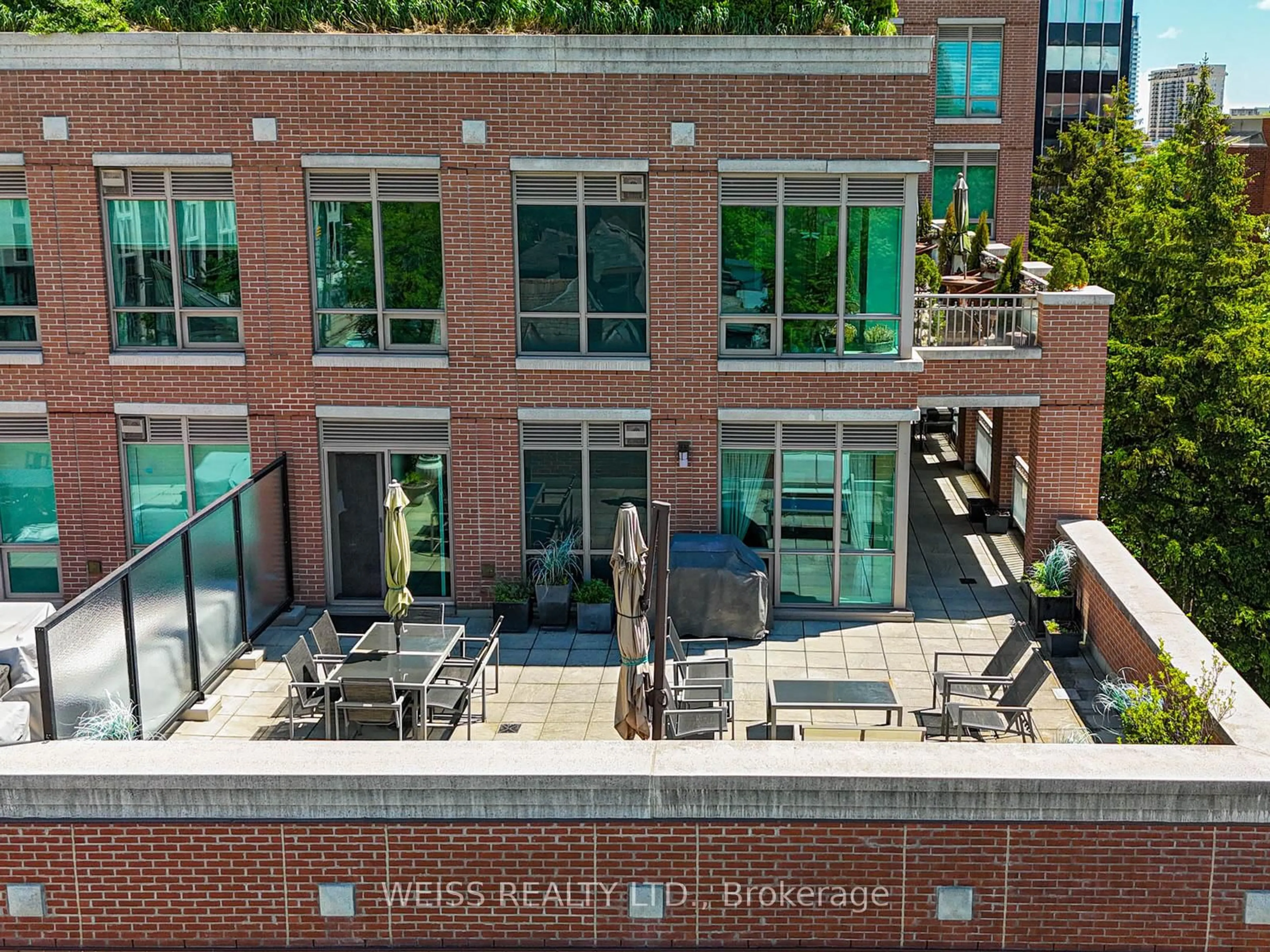 A pic from outside/outdoor area/front of a property/back of a property/a pic from drone, building for 155 St Clair Ave #506, Toronto Ontario M4V 0A1