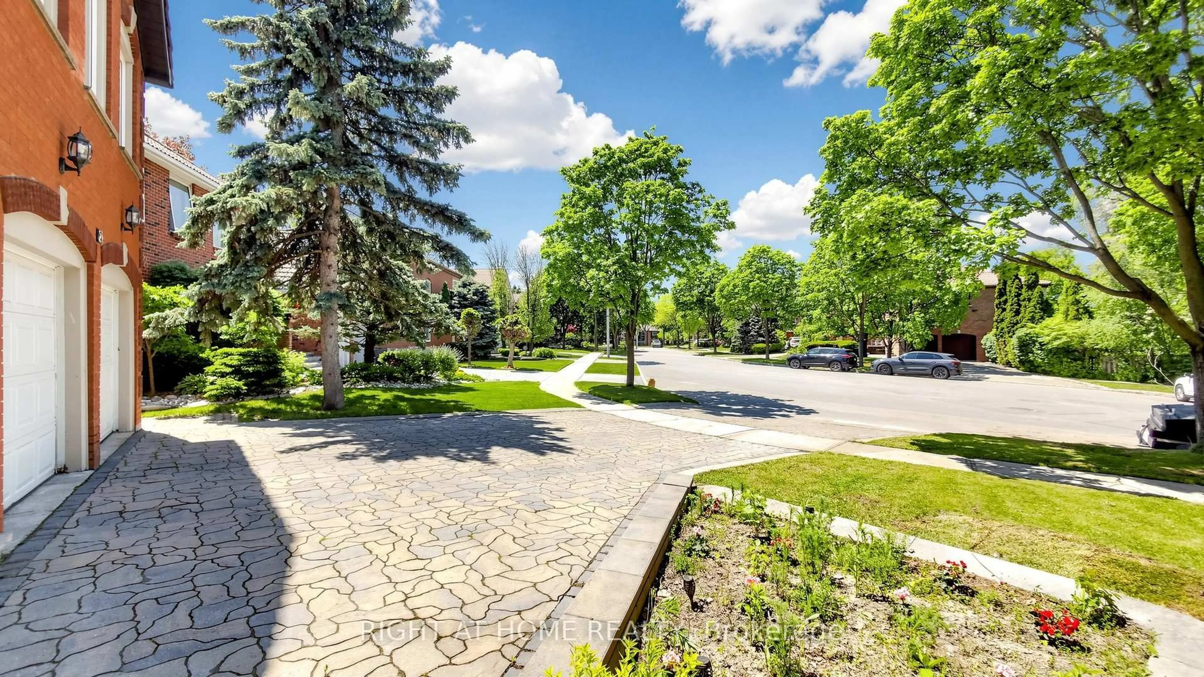 Patio, street for 27 Carriage Lane, Toronto Ontario M2R 3V6