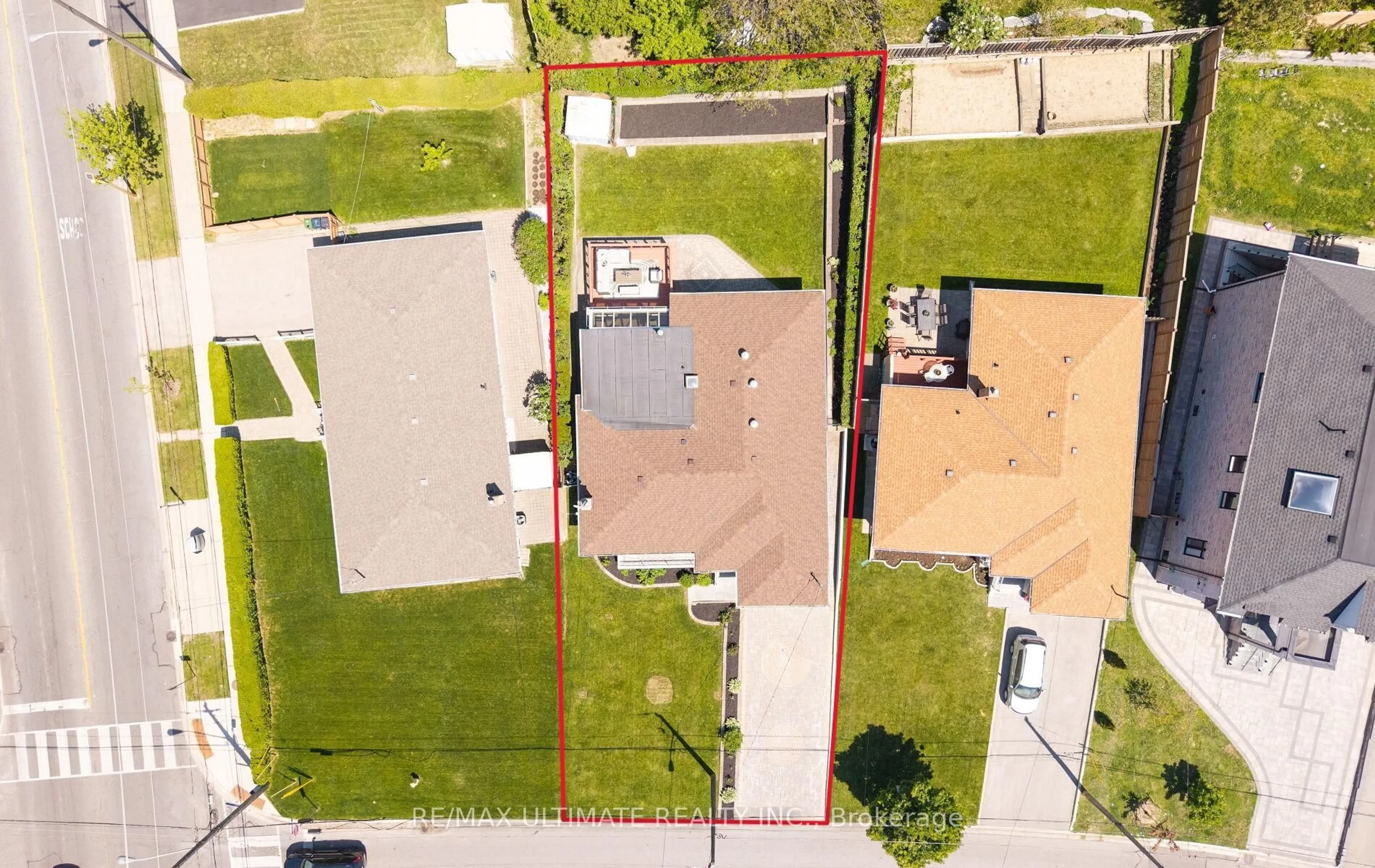 A pic from outside/outdoor area/front of a property/back of a property/a pic from drone, street for 60 Elvaston Dr, Toronto Ontario M4A 1N4