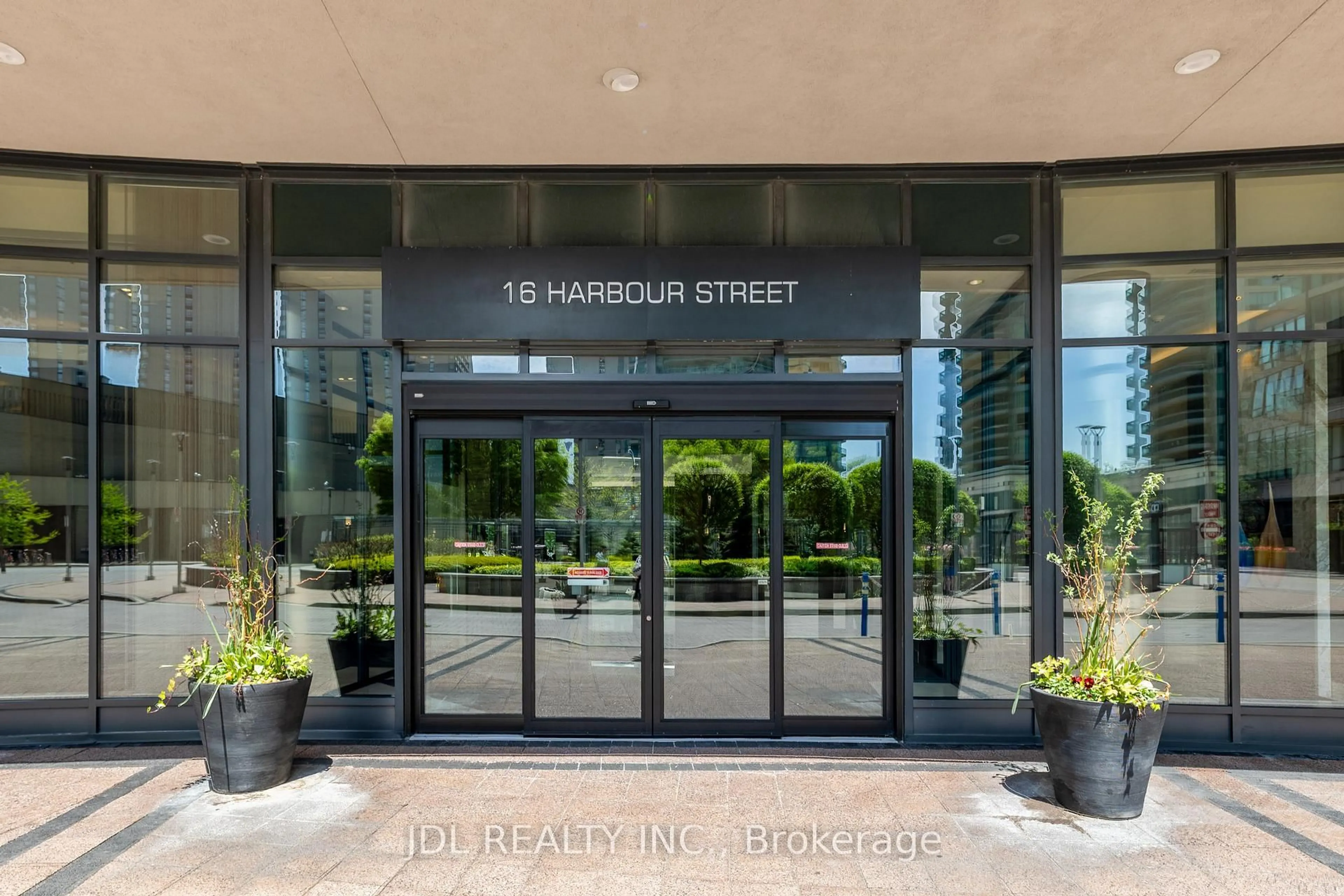 Indoor foyer for 16 Harbour St #4006, Toronto Ontario M5J 2Z7